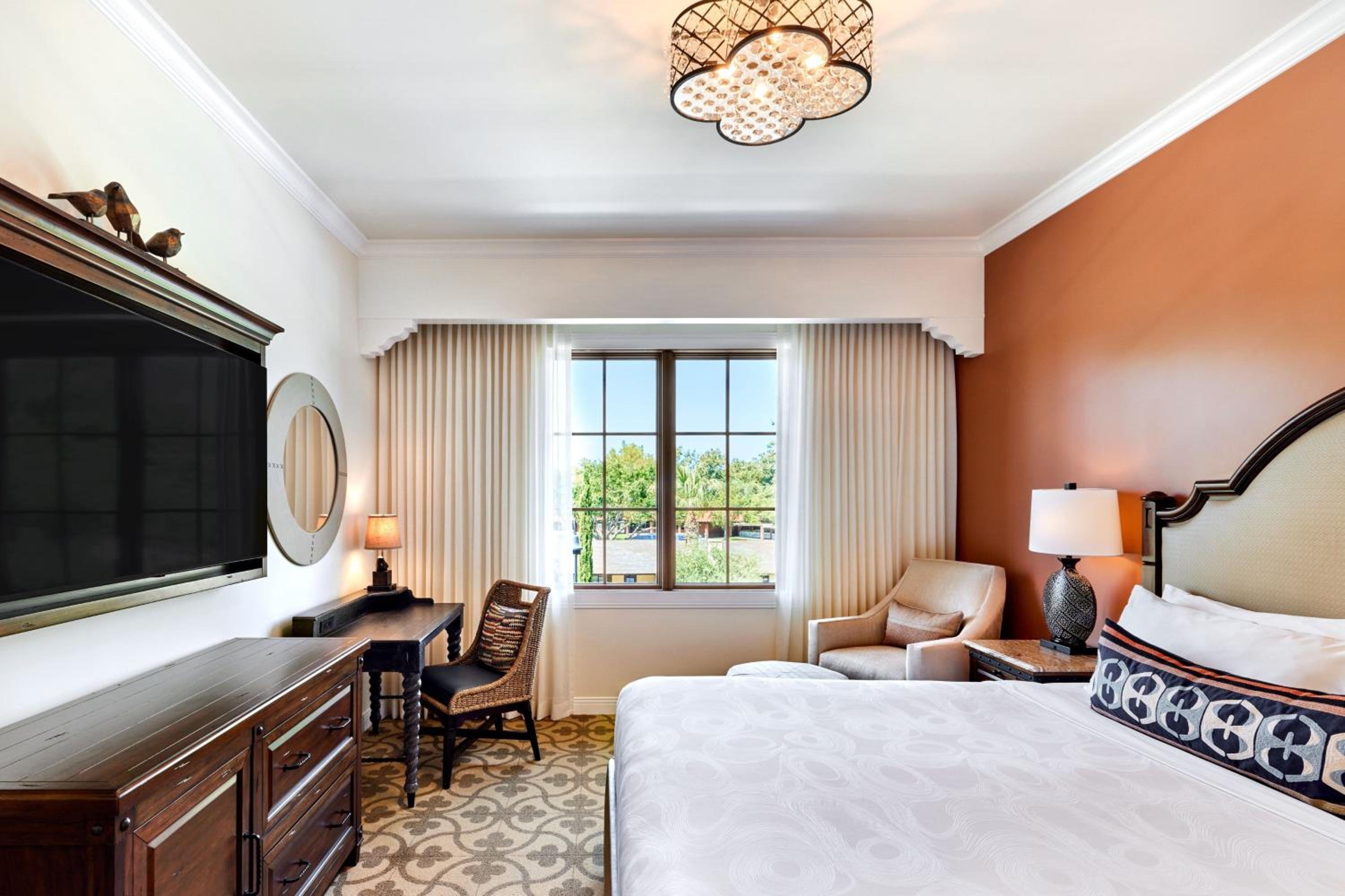 Guest Room, 1 King - Photo 1