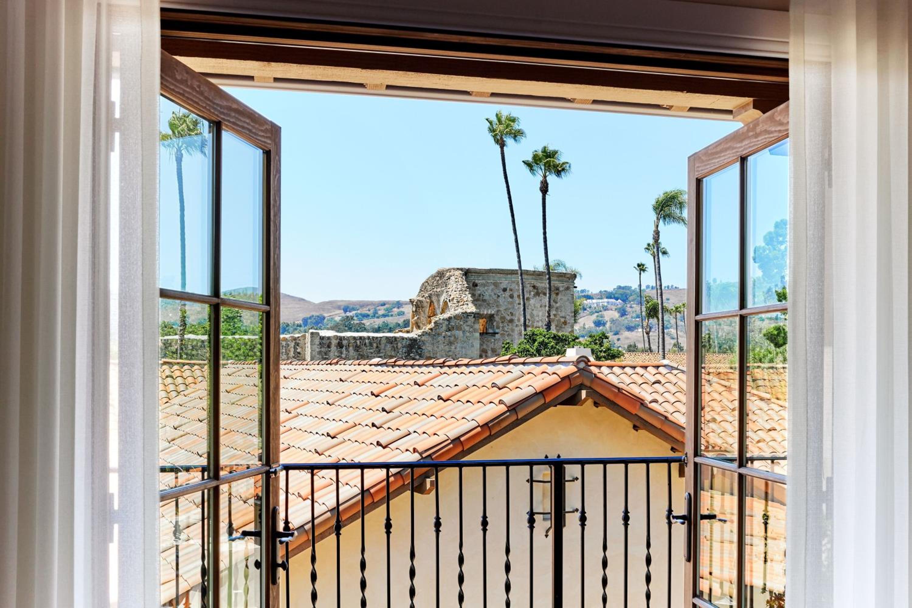 Luxury Suite, Suite, 1 King, Sofa bed, Mission view, Balcony - Photo 3