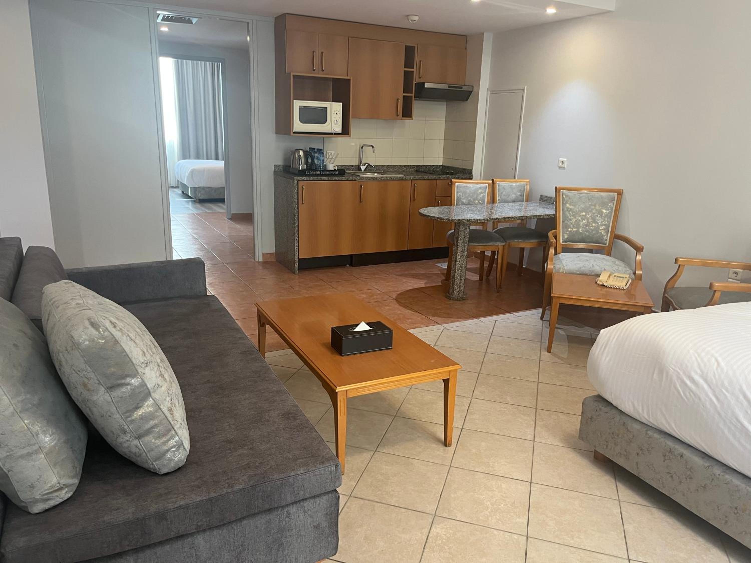 Family Suite with Balcony - Photo 2