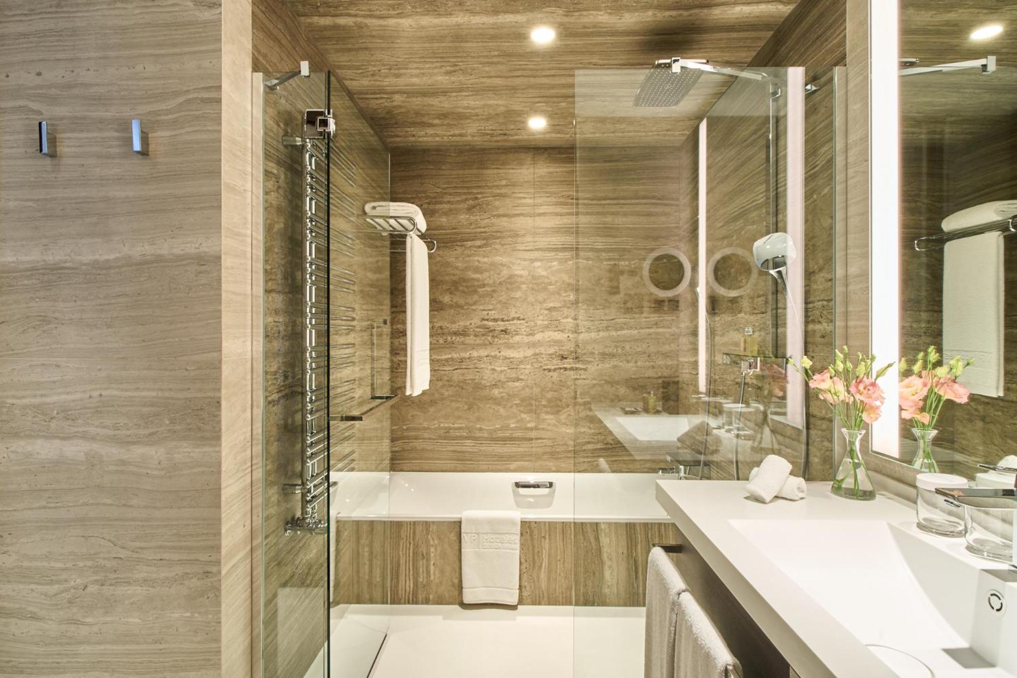 Premium Double or Twin Room - Photo 5