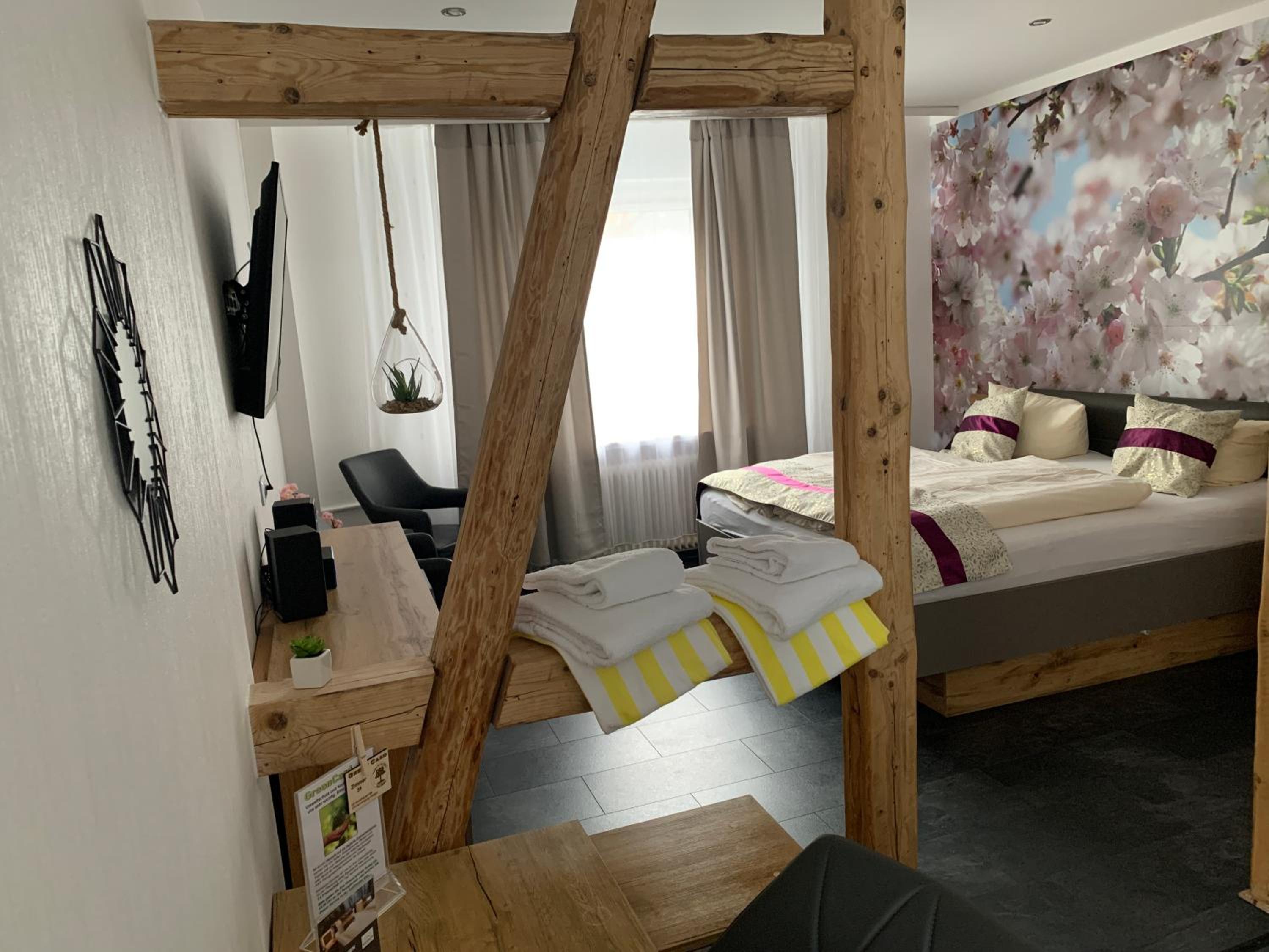 Junior Suite with Balcony - Photo 3
