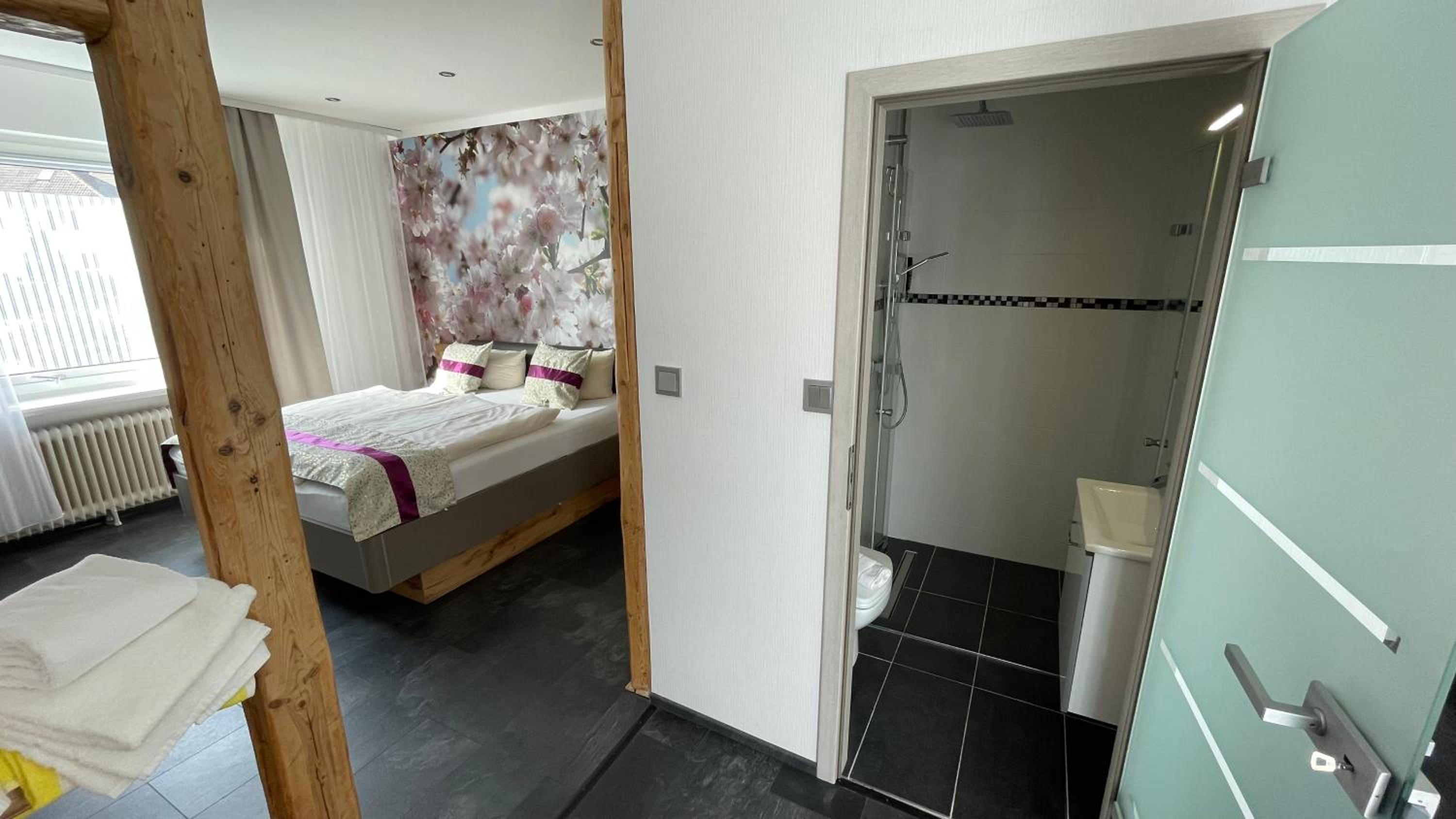 Junior Suite with Balcony - Photo 5