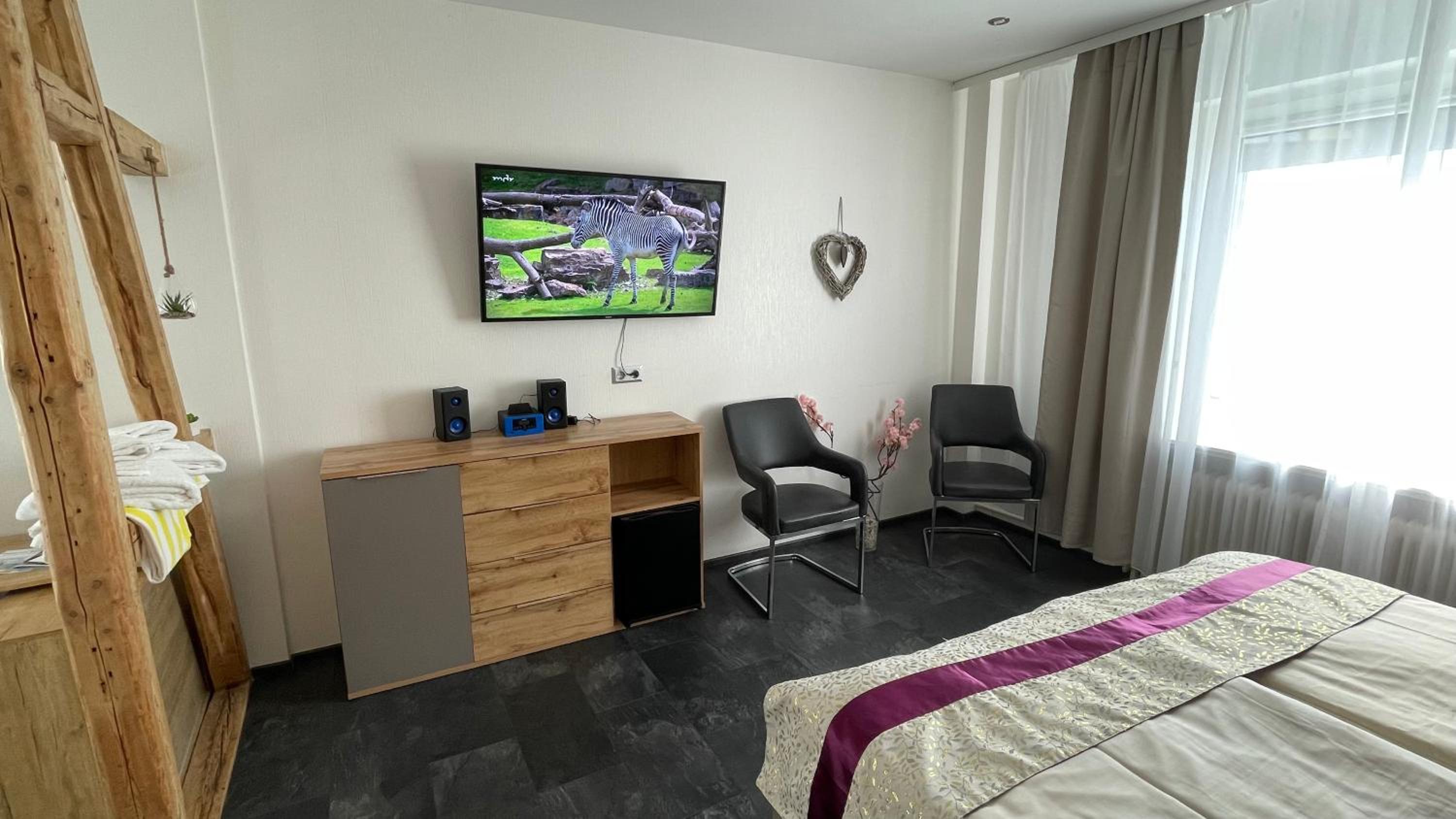 Junior Suite with Balcony - Photo 2