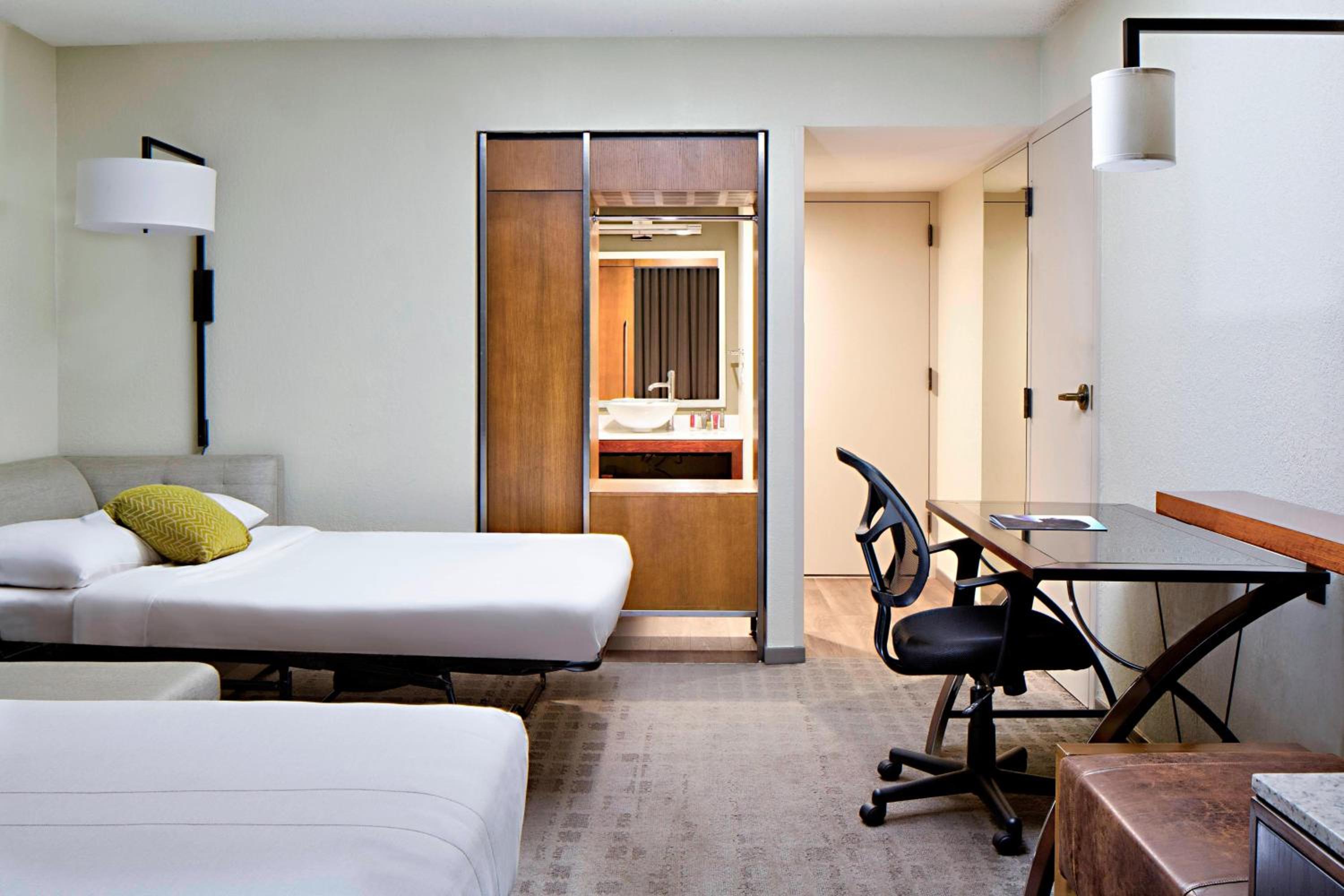 Club King Room with Balcony and Lounge Access - Photo 5