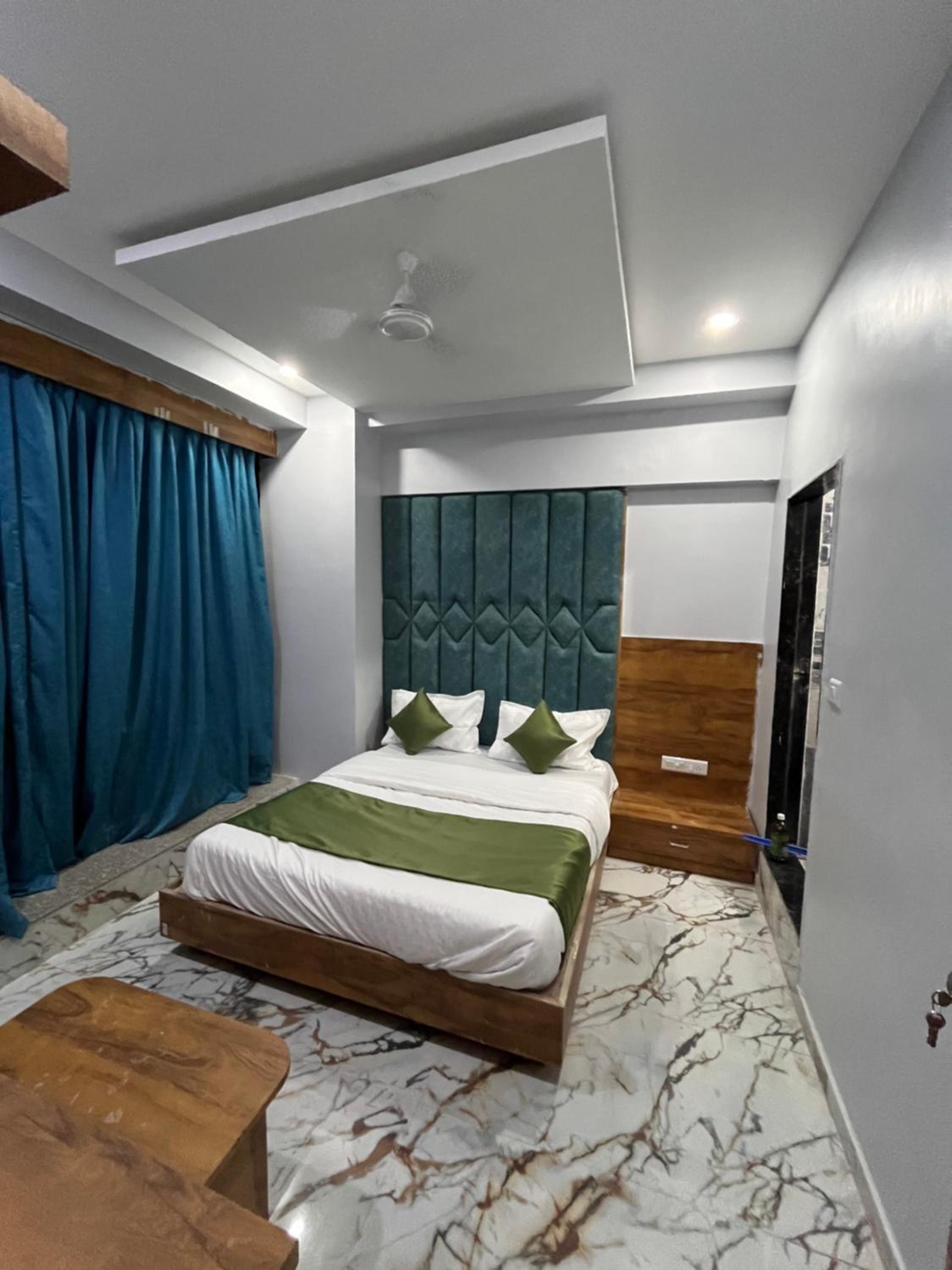 Deluxe Double Room (2 Adults + 1 Child)
