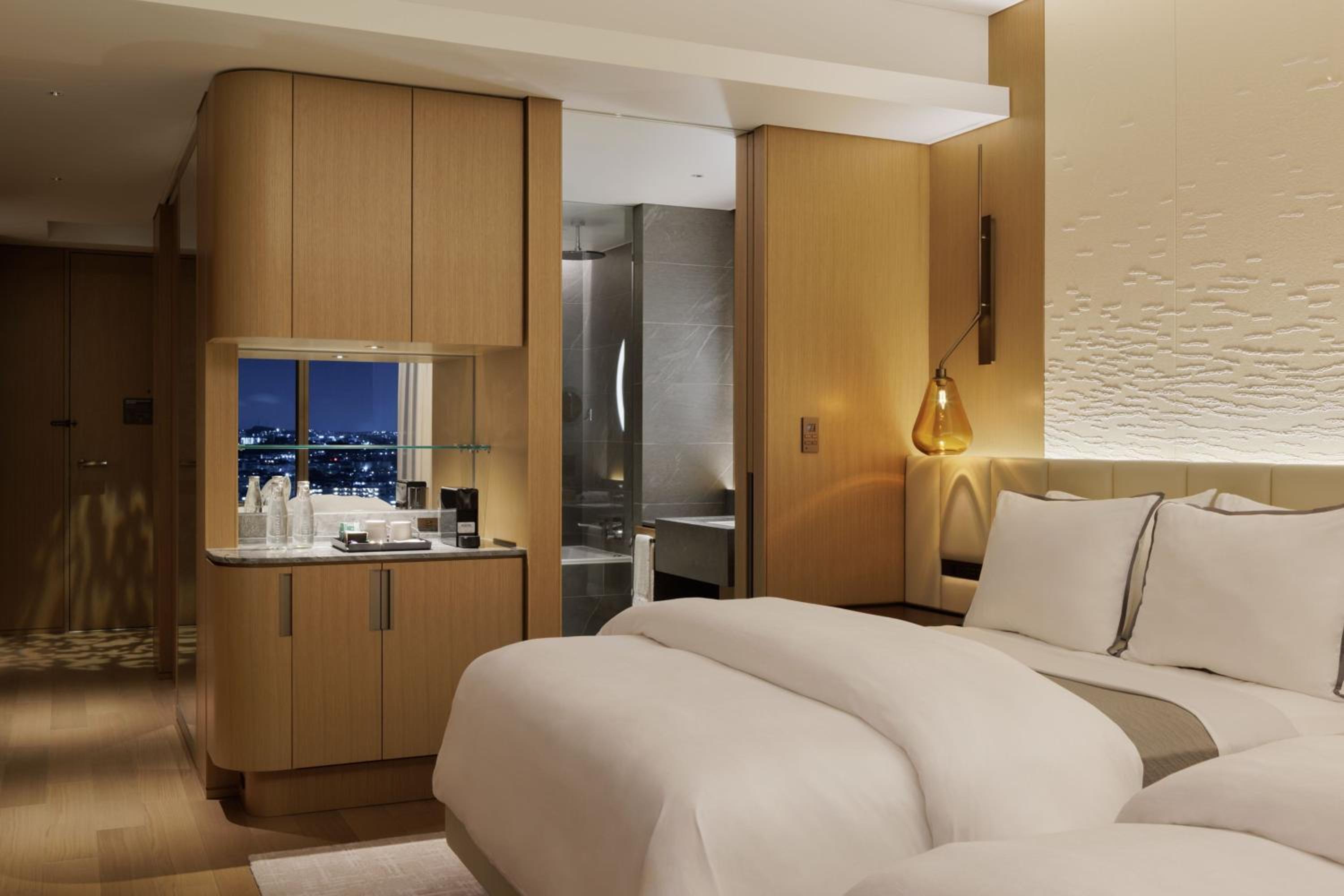 Club Double Room with Two Double Beds - Club Lounge Access photo 3