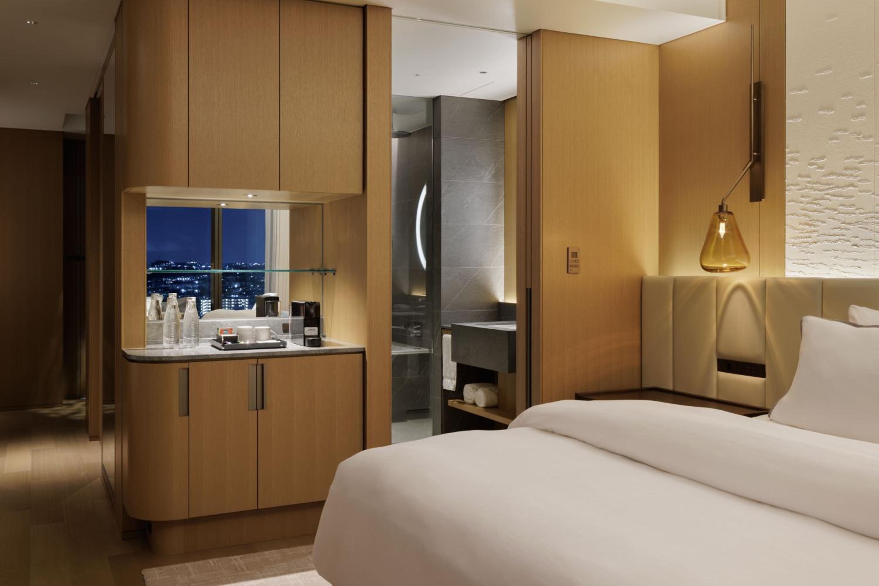 Deluxe King Room with City View photo 3