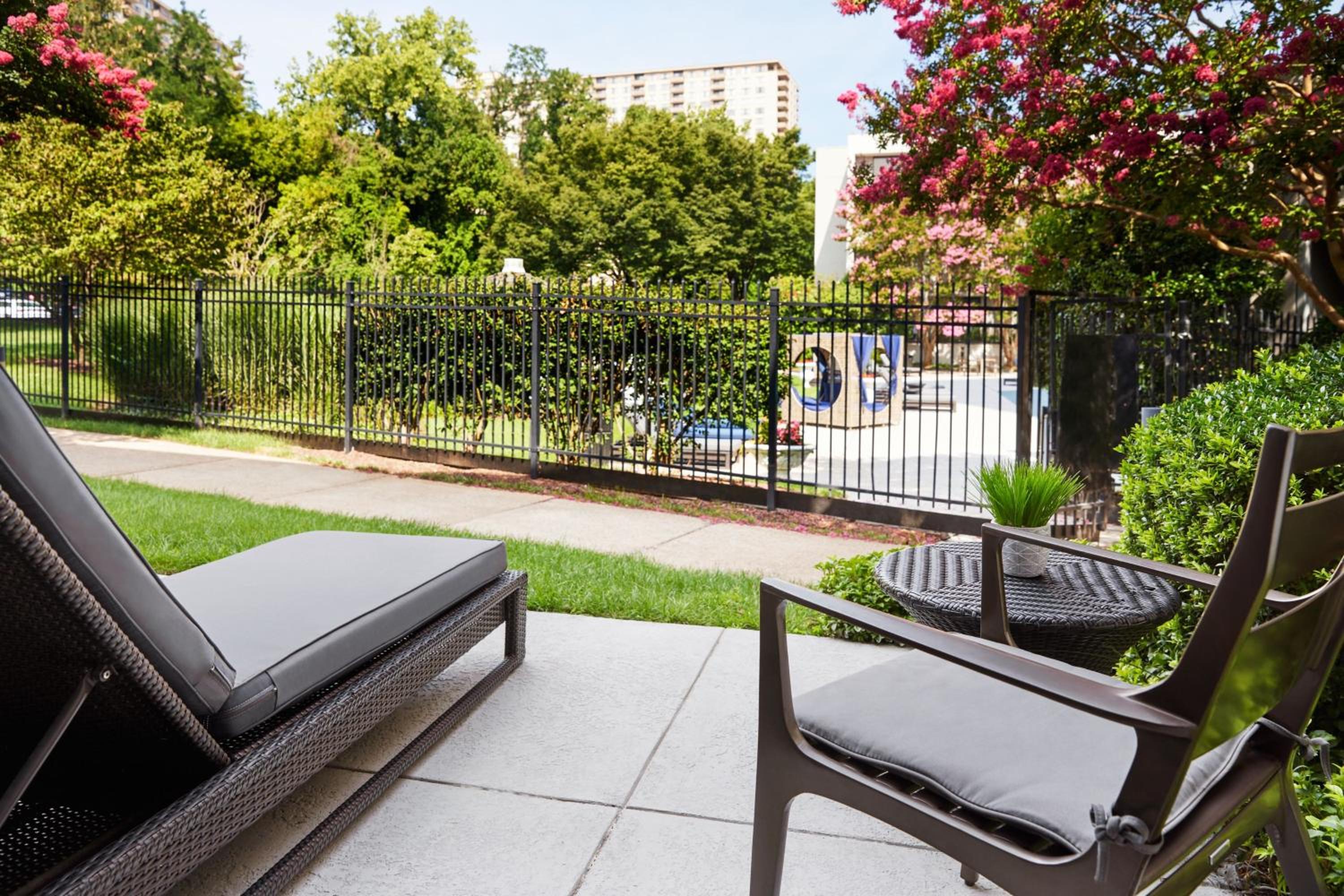 Double Room with Two Double Beds and Patio - Photo 3