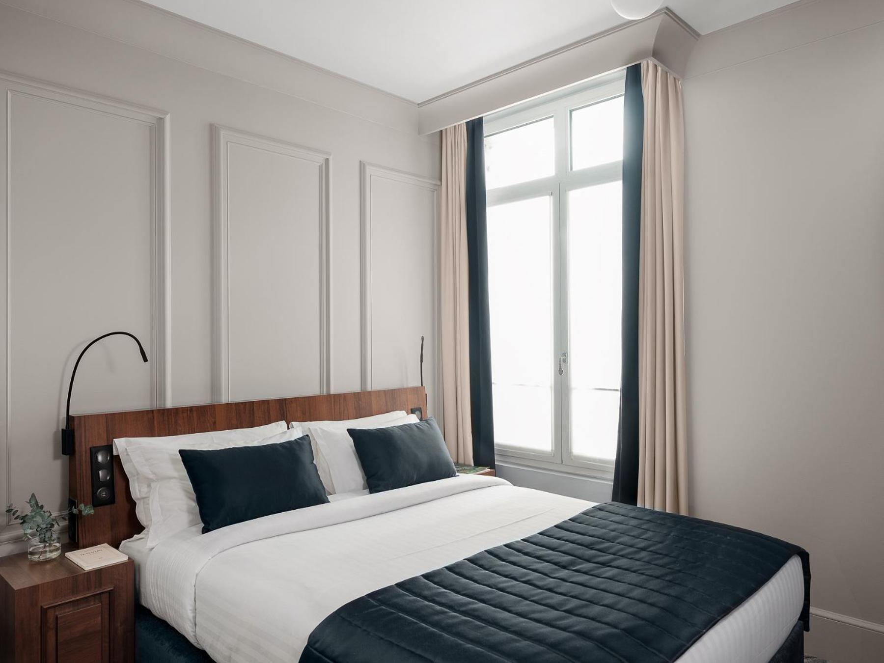 Alcove Room with One King Bed