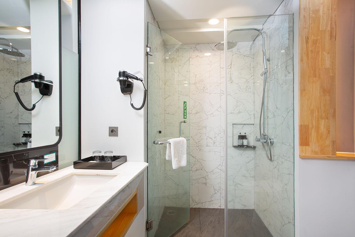 Deluxe Double or Twin Room with City View - Photo 5