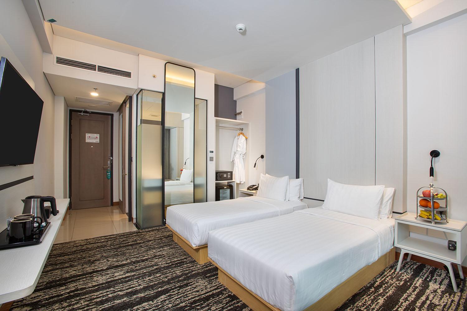 Deluxe Double or Twin Room with City View - Photo 9