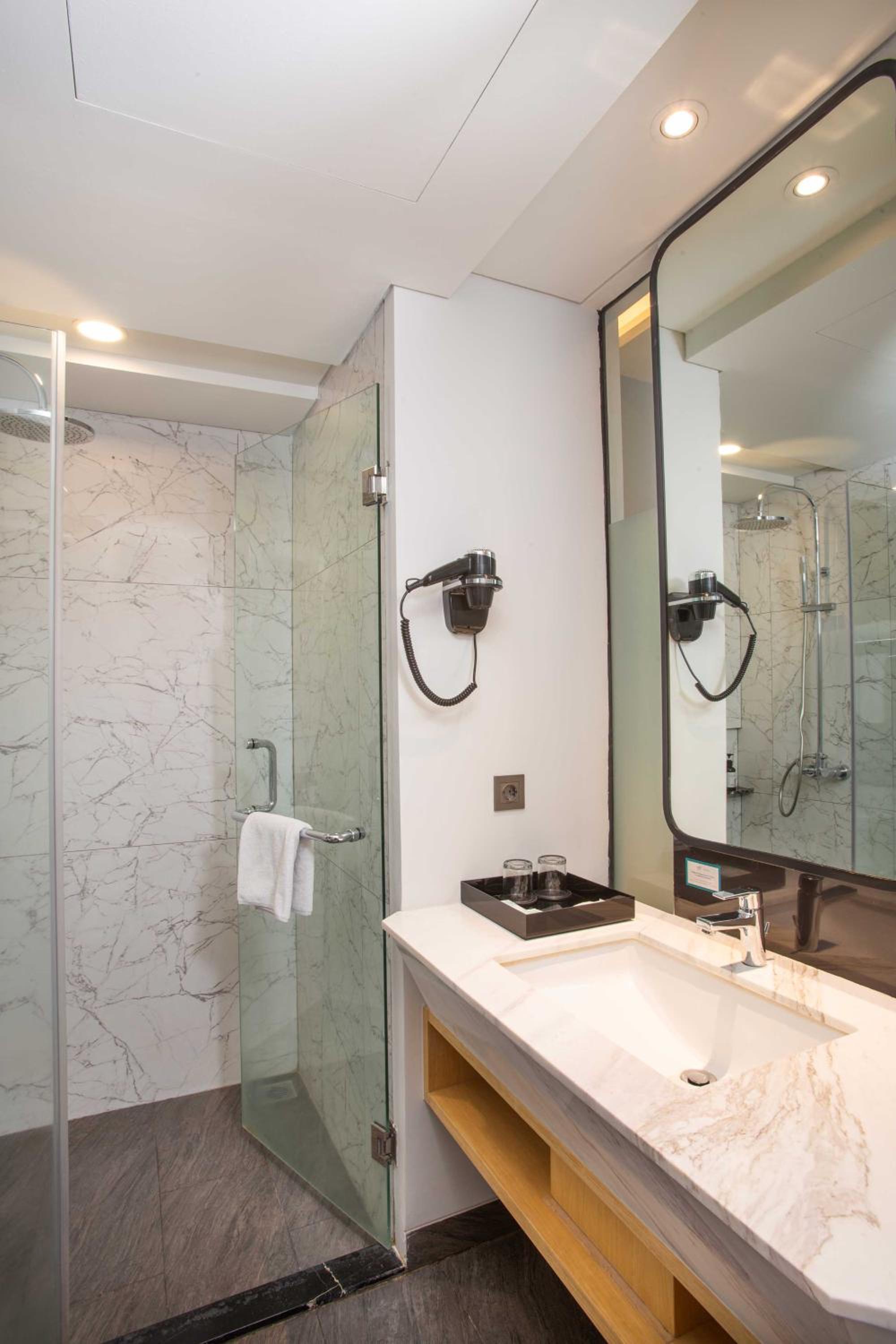 Deluxe Double or Twin Room with City View - Photo 7