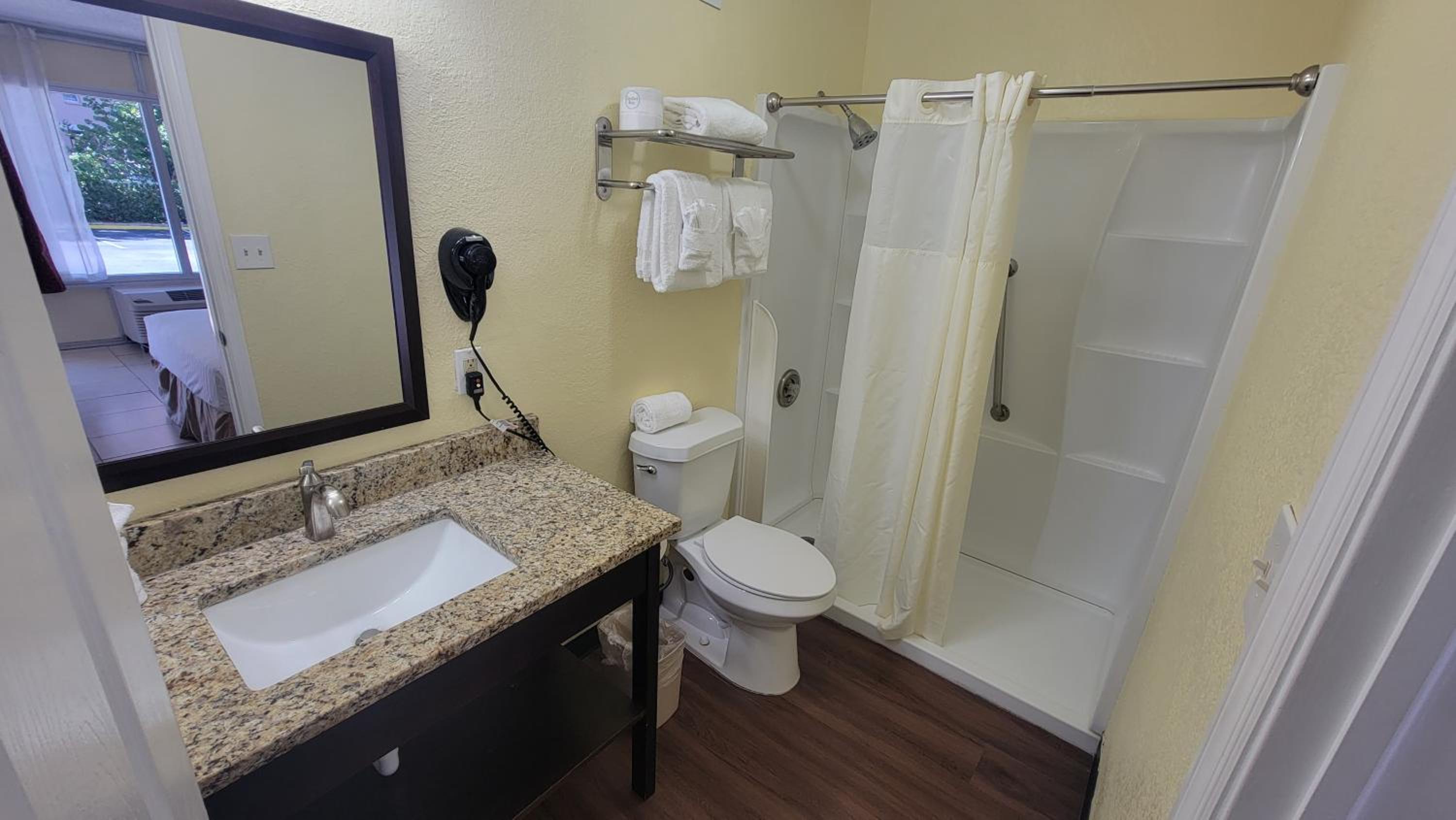 Queen Room - Non-Smoking - Photo 3