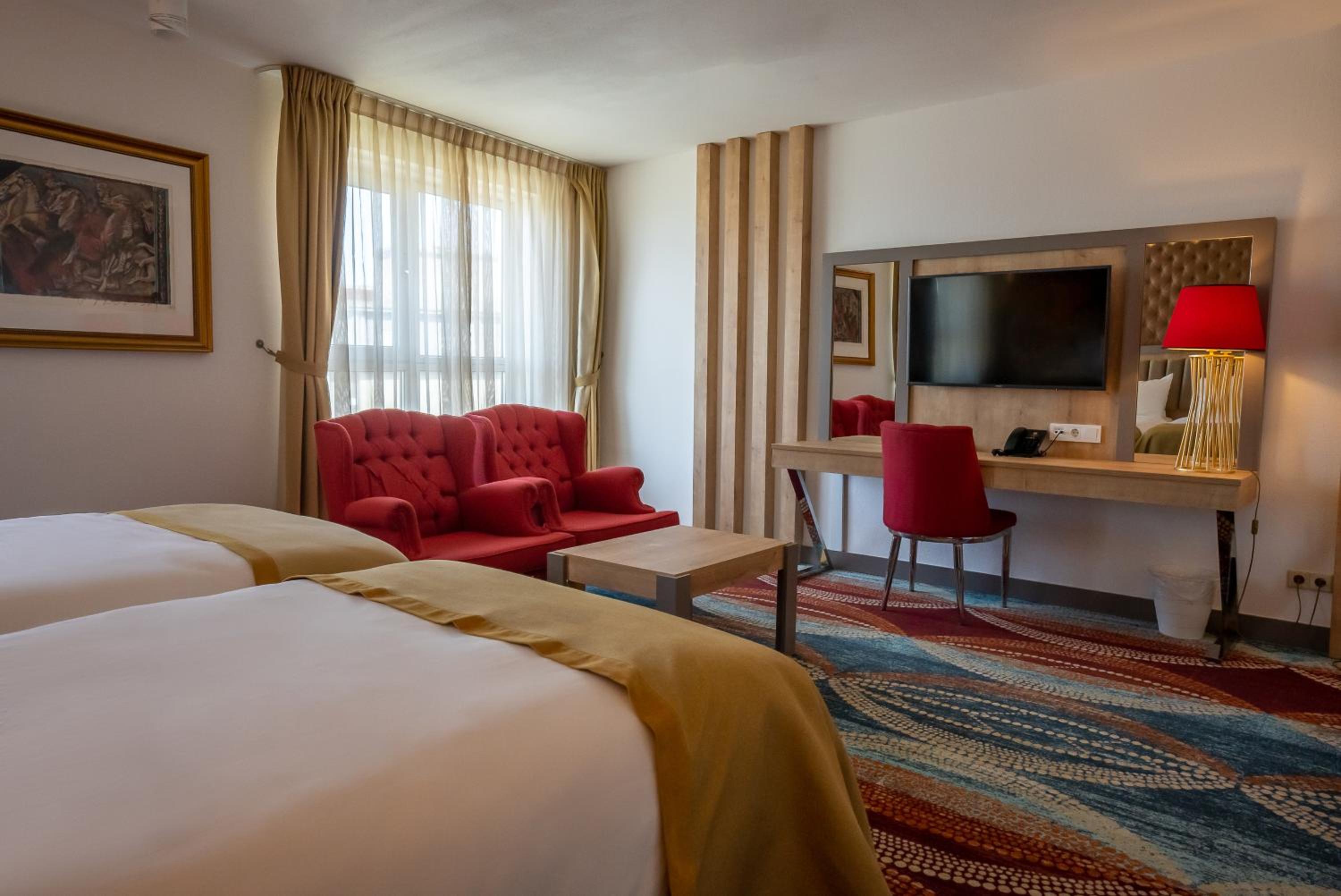 Suite - Photo 1