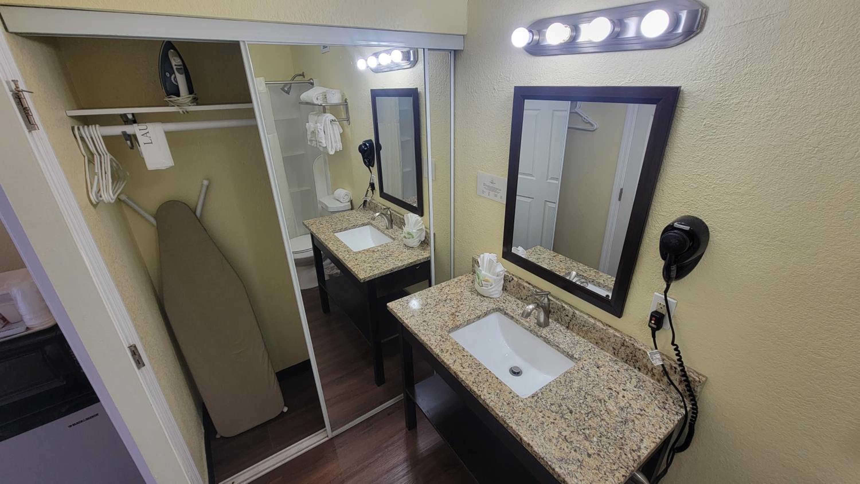 Queen Room - Non-Smoking - Photo 6