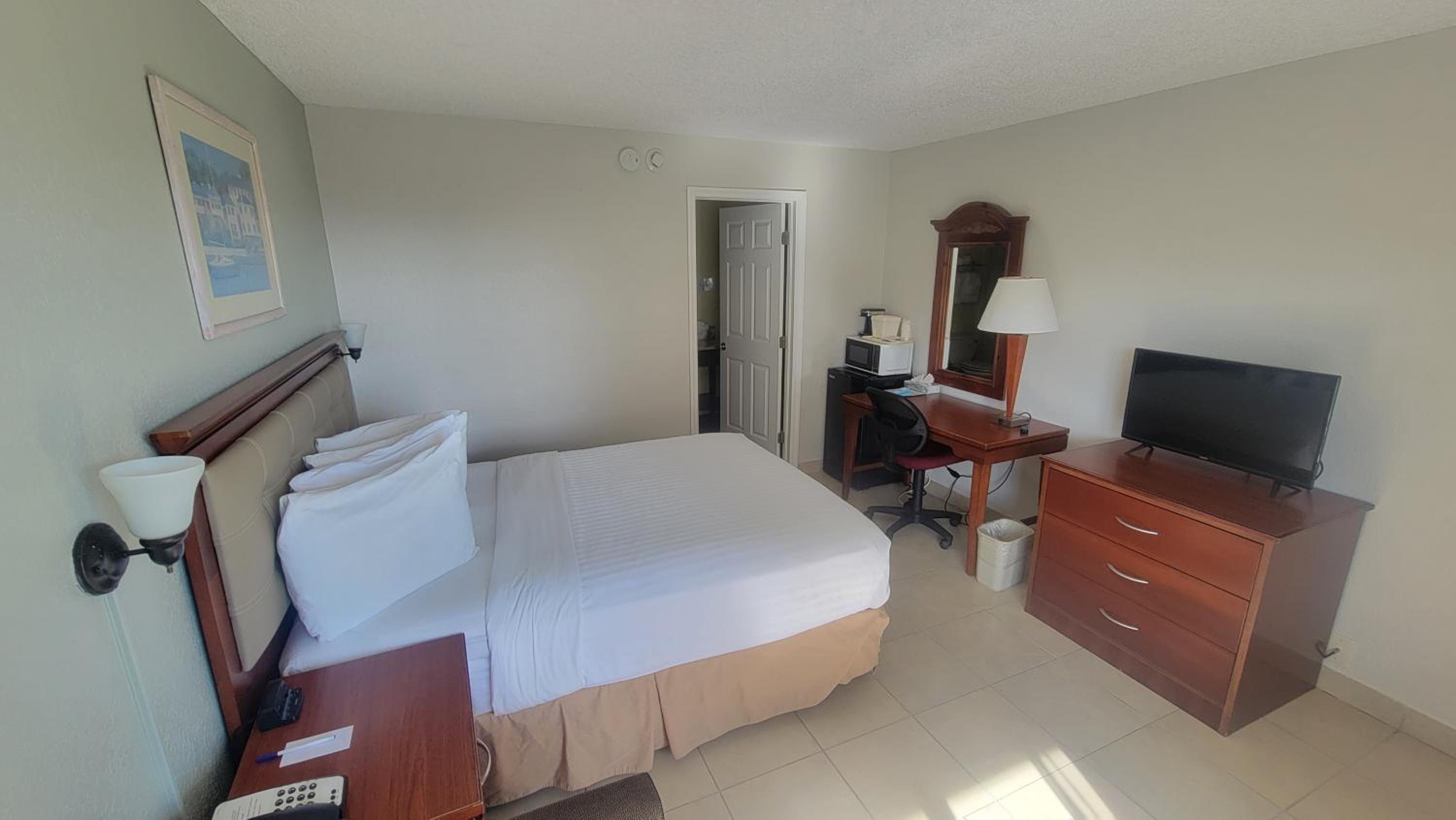Queen Room - Non-Smoking - Photo 2
