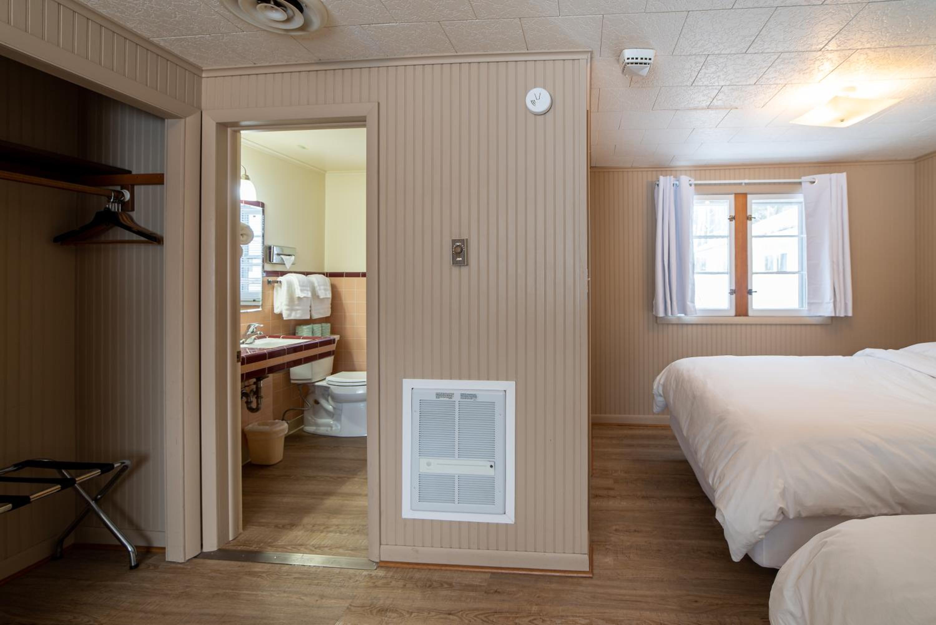 Queen Room with Two Queen Beds photo 2
