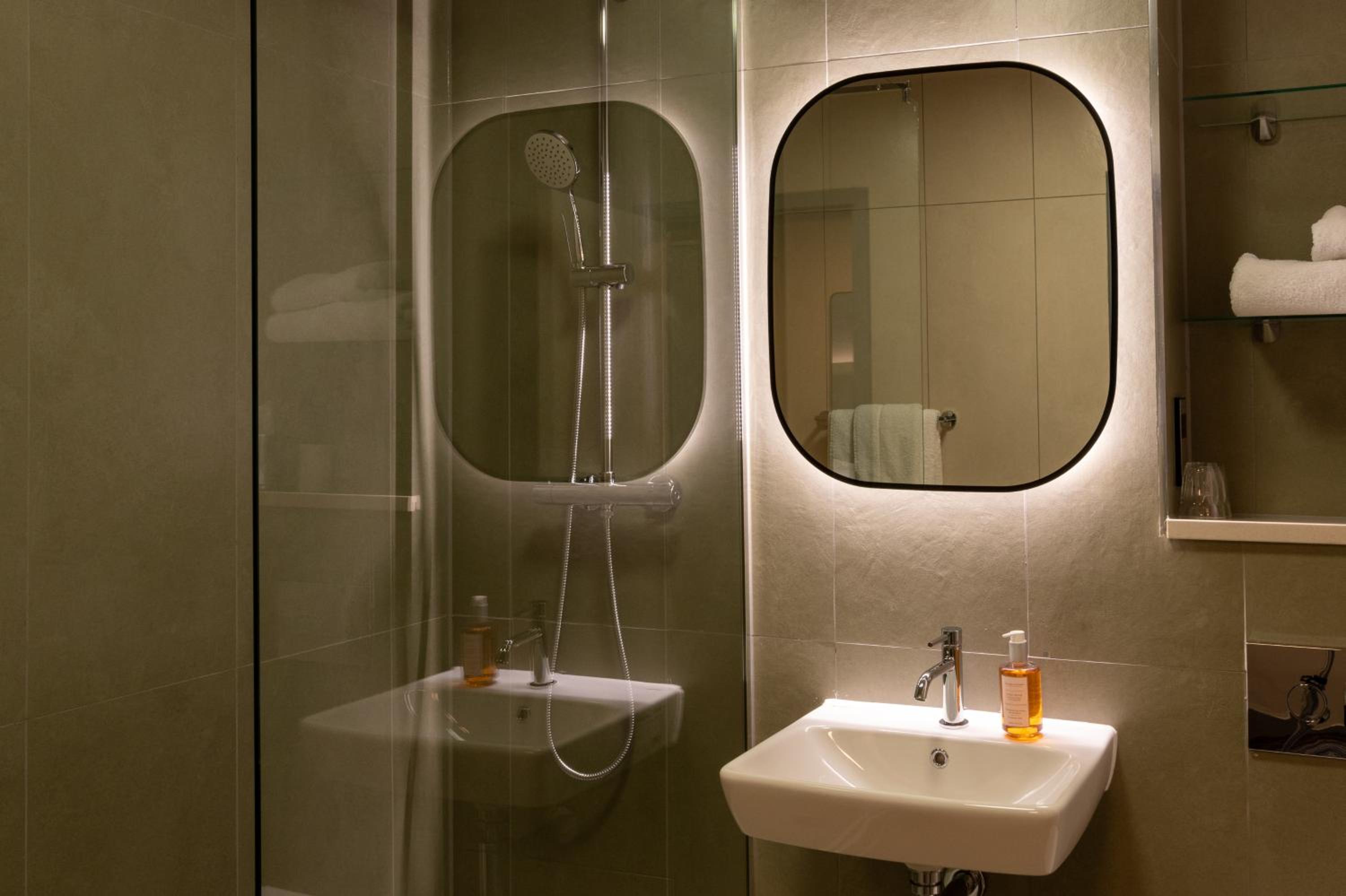 Standard Twin Room - Photo 3