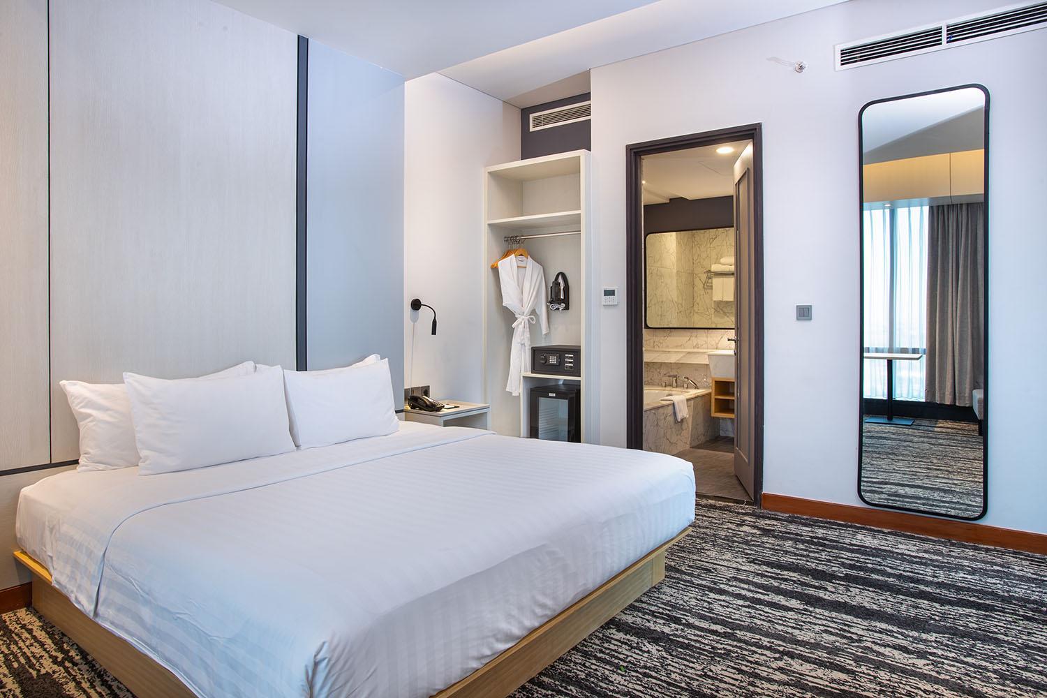 Suite - Photo 11