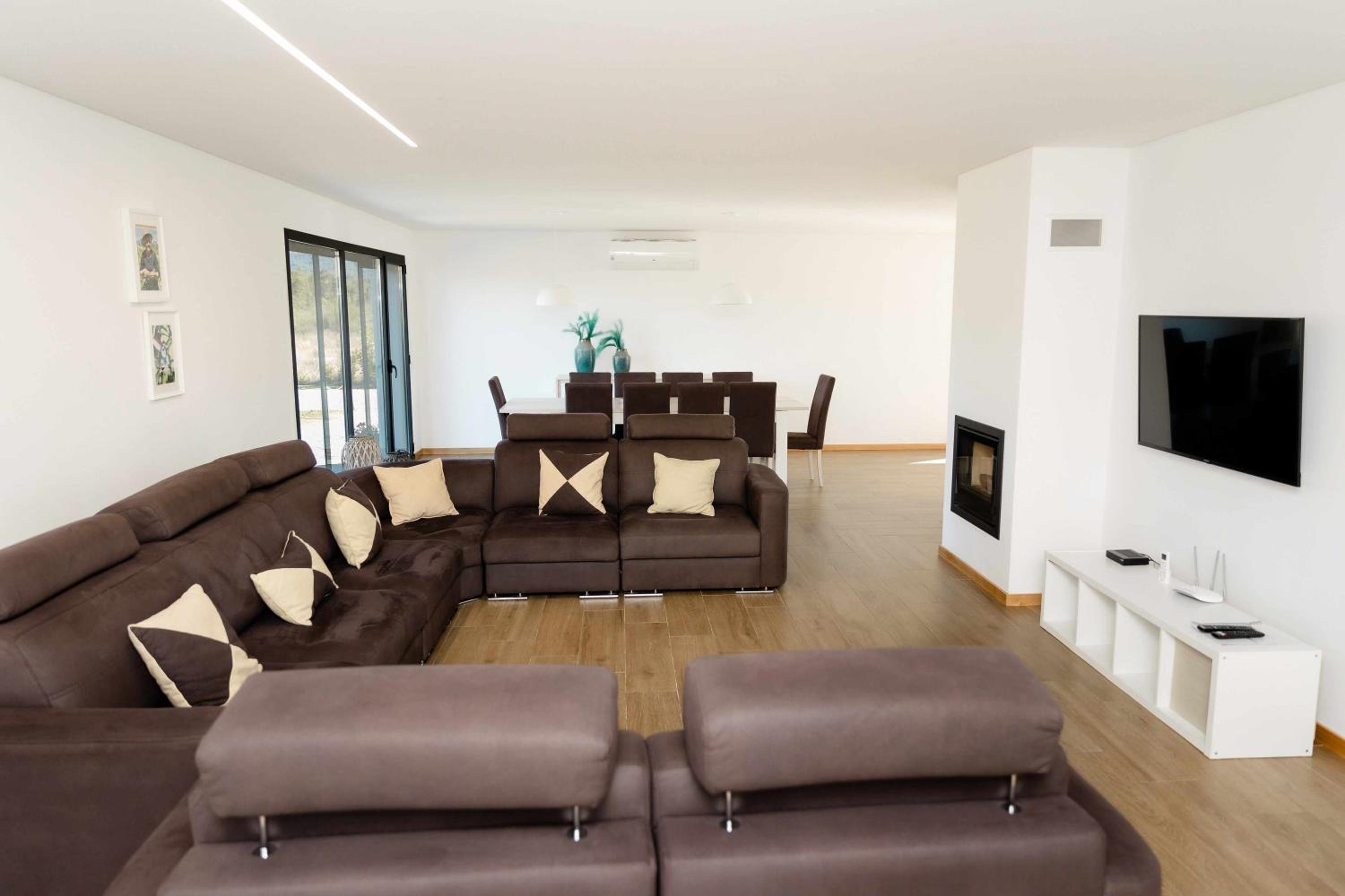 Six-Bedroom House photo 1