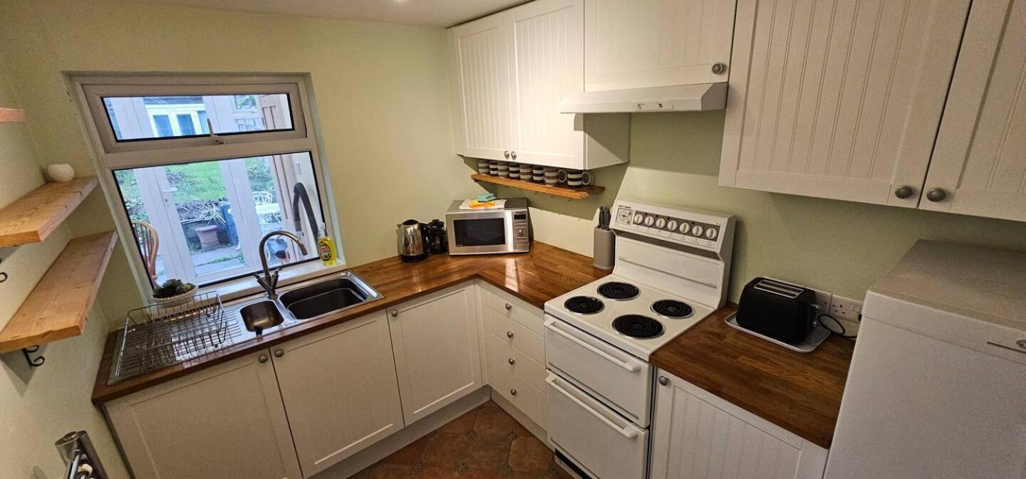 Five-Bedroom House photo 2