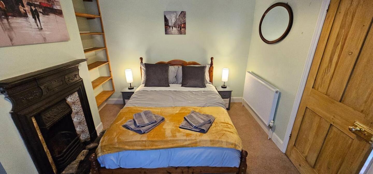 Five-Bedroom House photo 1