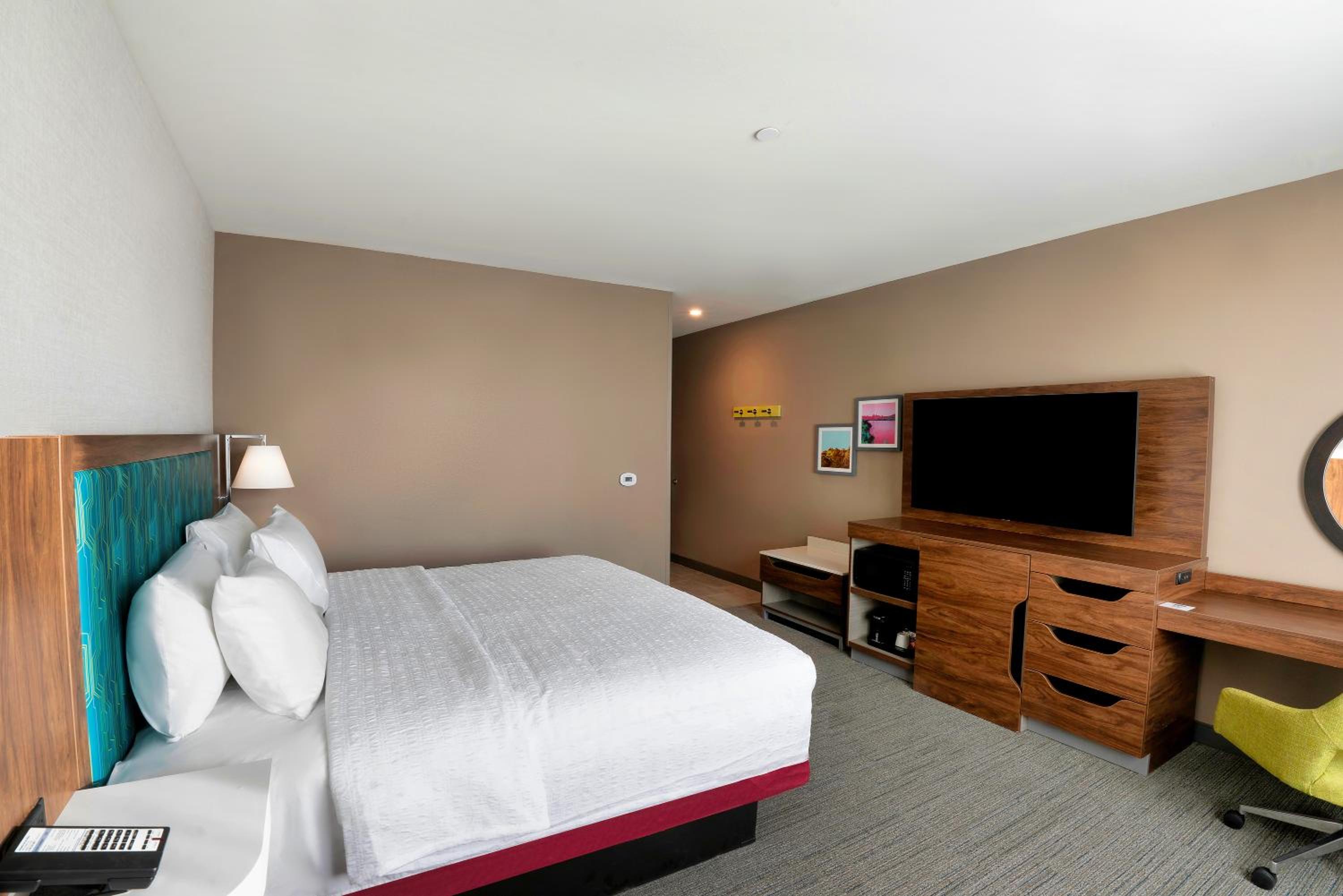 King Room with Microwave and Fridge - Photo 2