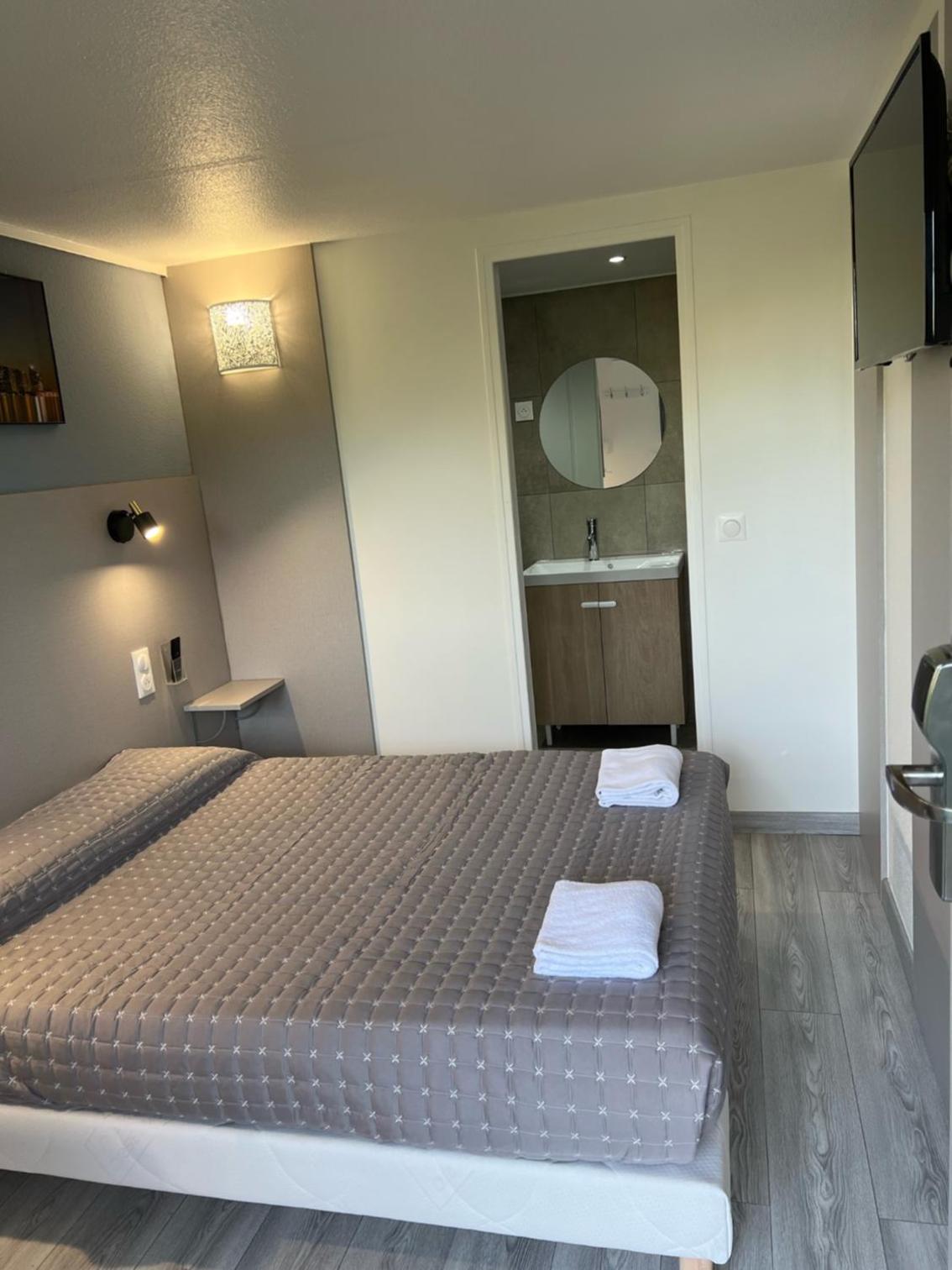 Double Room - Photo 11