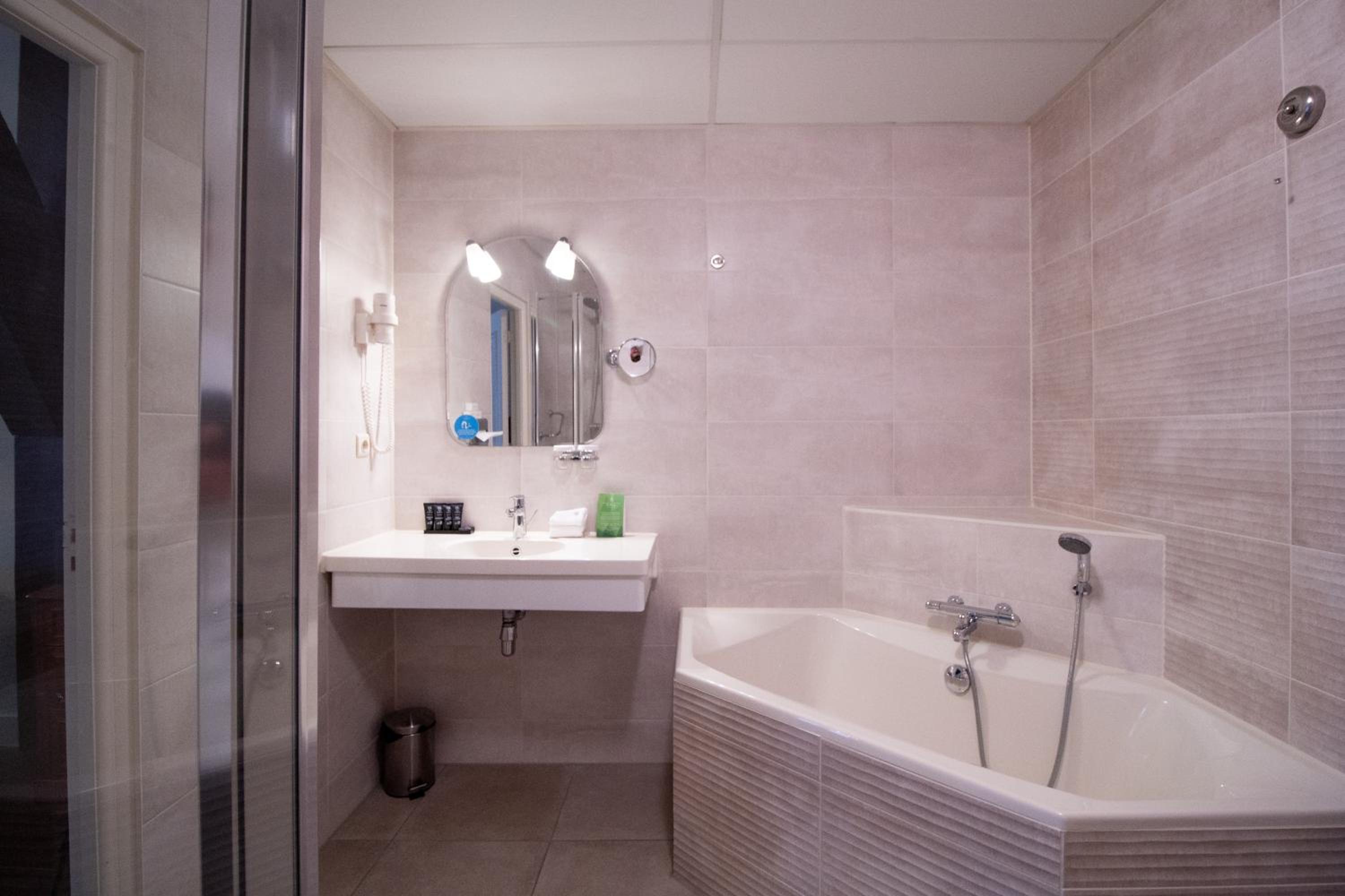 Deluxe Junior Suite - Photo 2