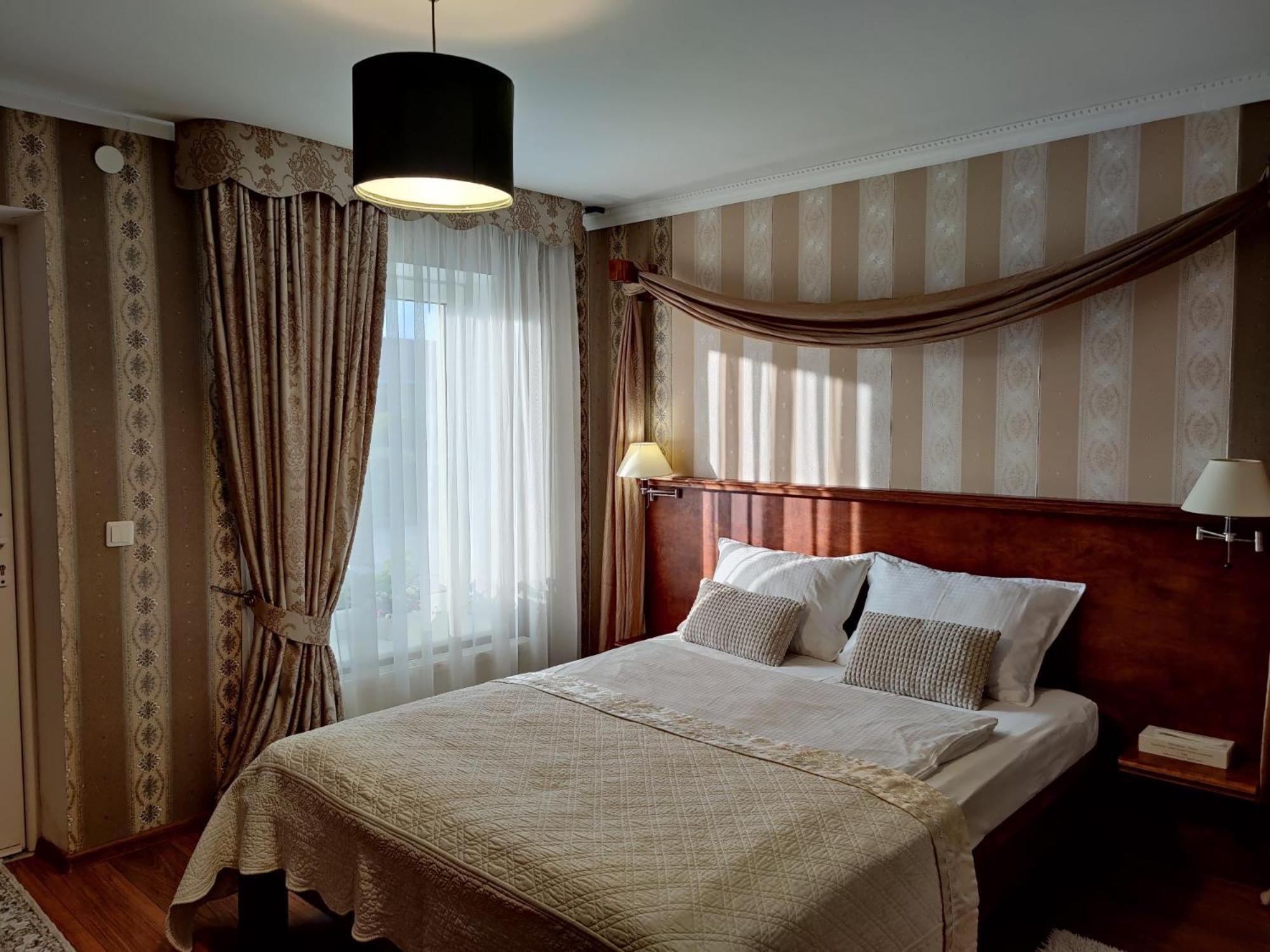 Deluxe Double Room - Photo 11