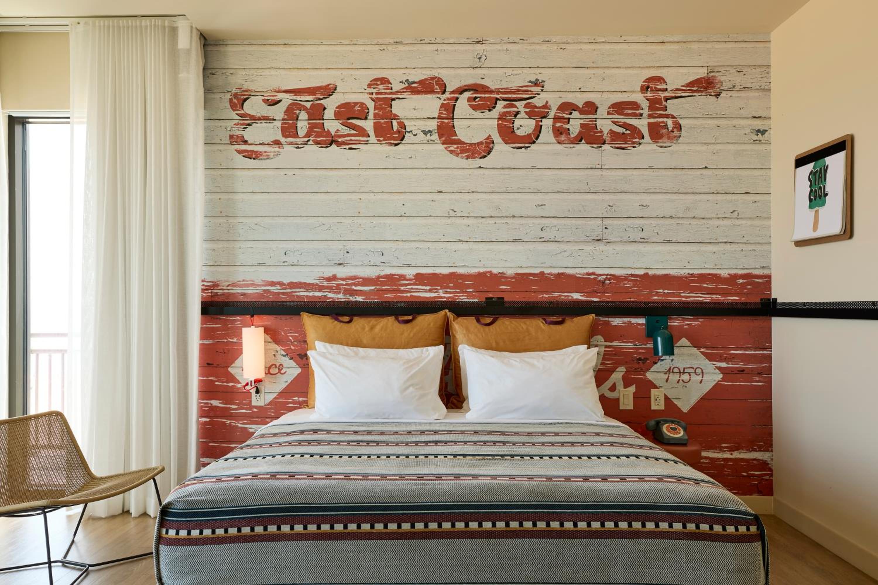 Moxy King Suite with Balcony - Oceanfront photo 2