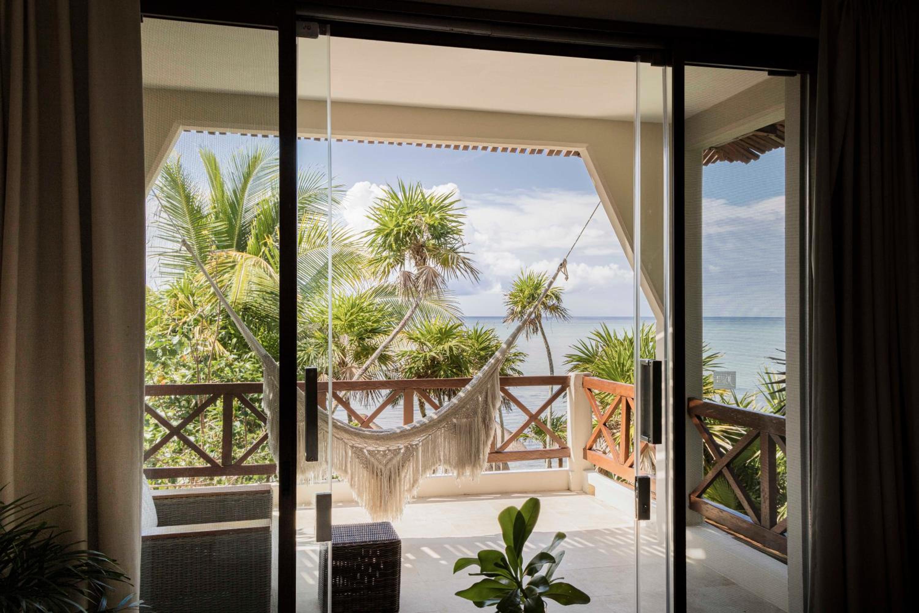 Suite - Water Front - Photo 4