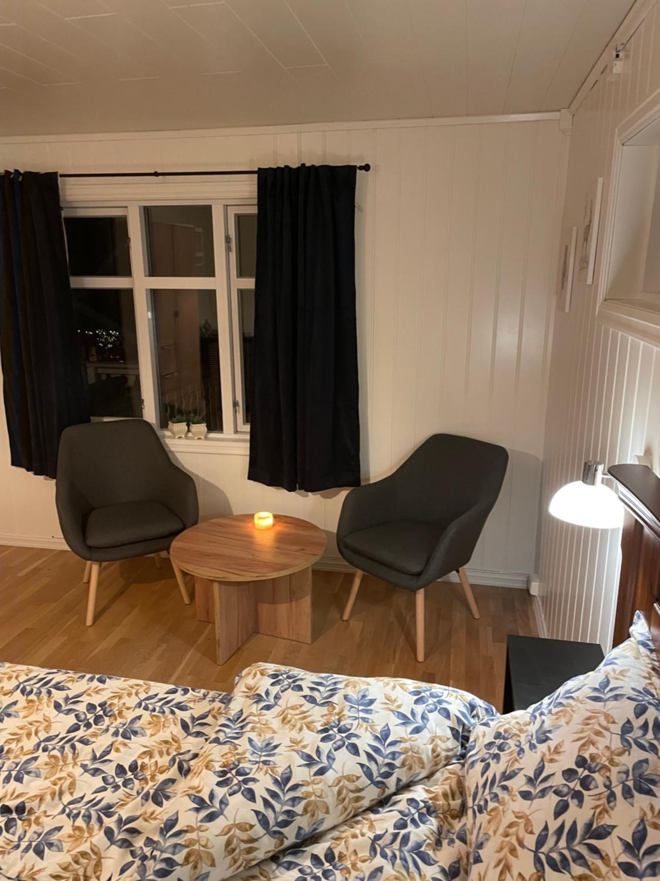 Queen Room with Shared Bathroom photo 3