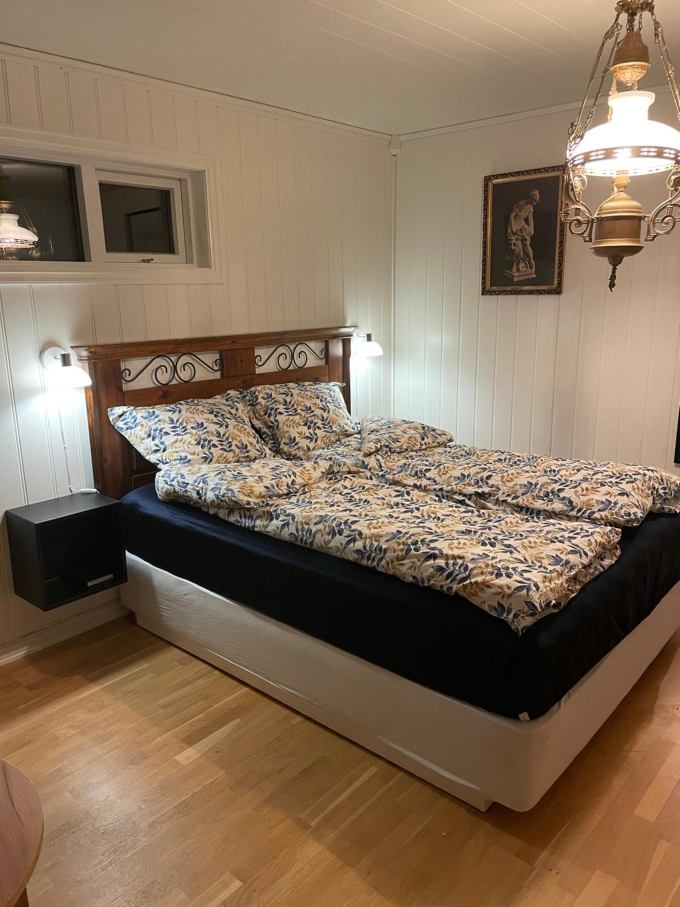 Queen Room with Shared Bathroom photo 2