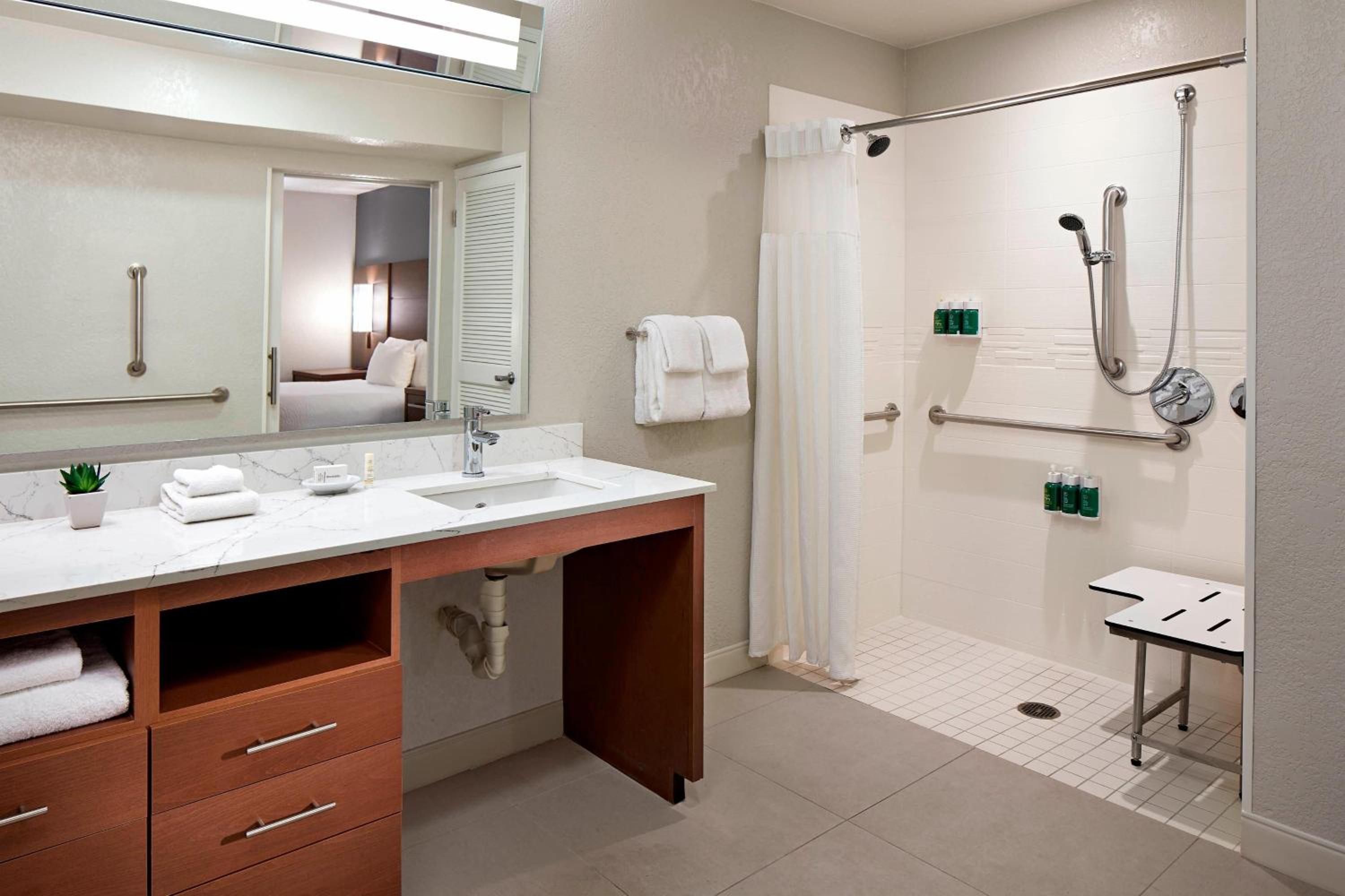 Bi-Level One-Bedroom Loft Suite - Photo 3