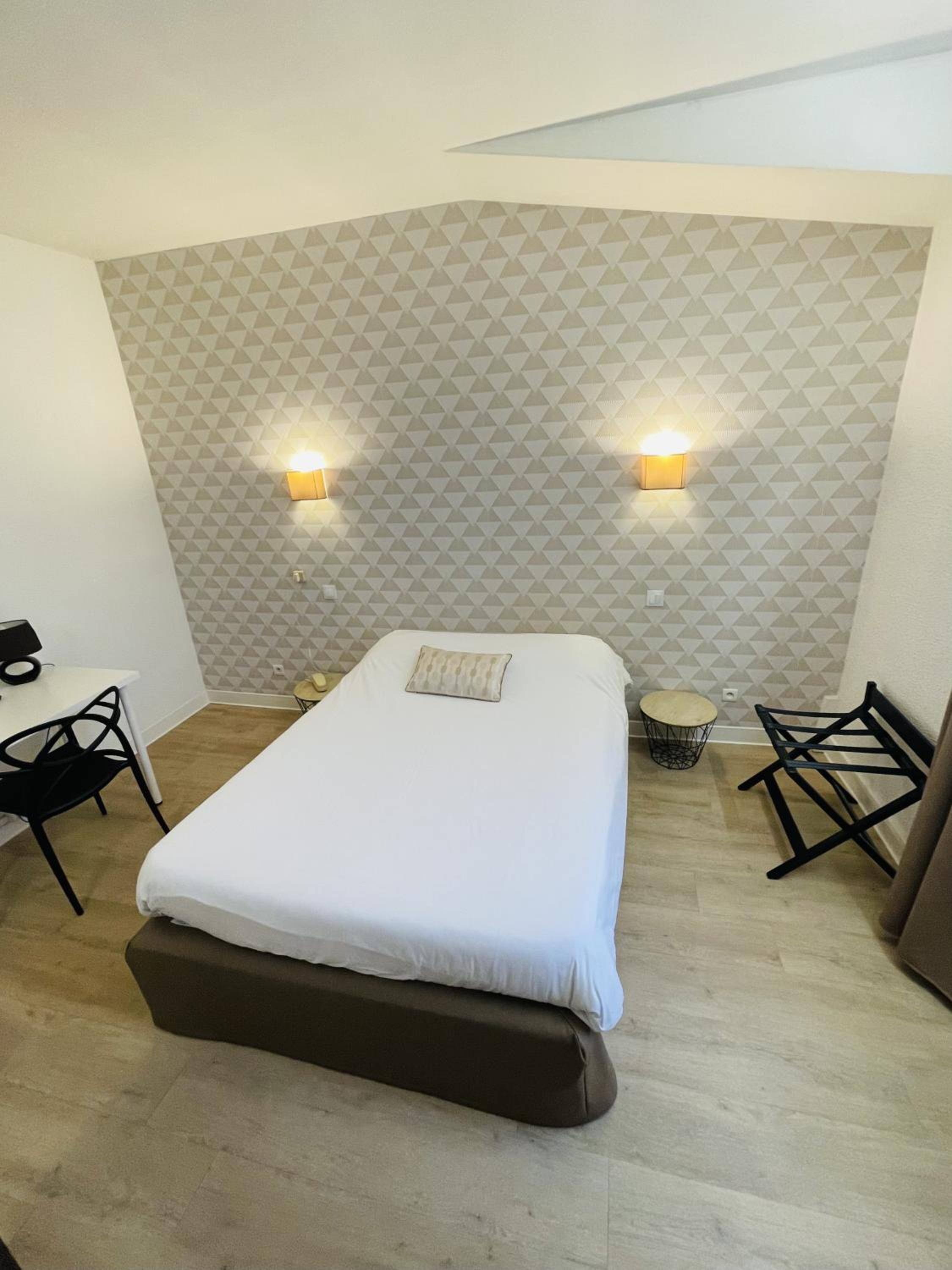 Standard Double Room - Photo 6
