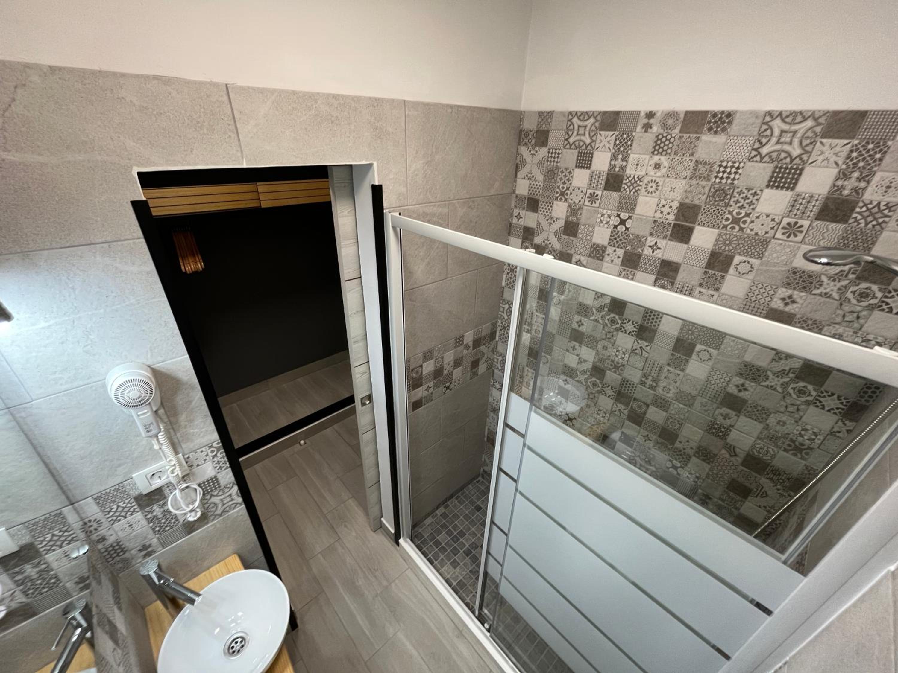 Twin Room with Private Bathroom - Photo 8