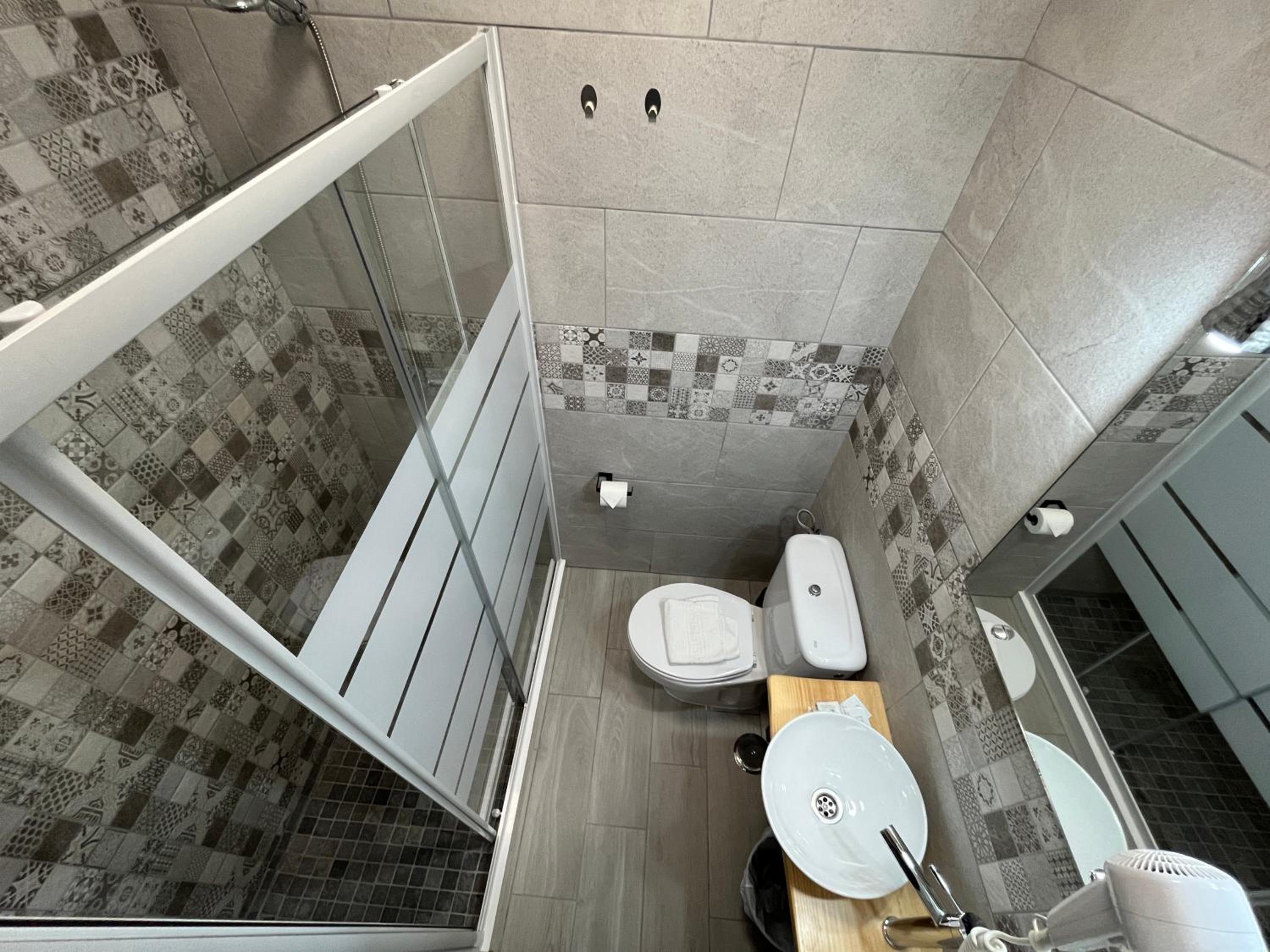 Twin Room with Private Bathroom - Photo 6
