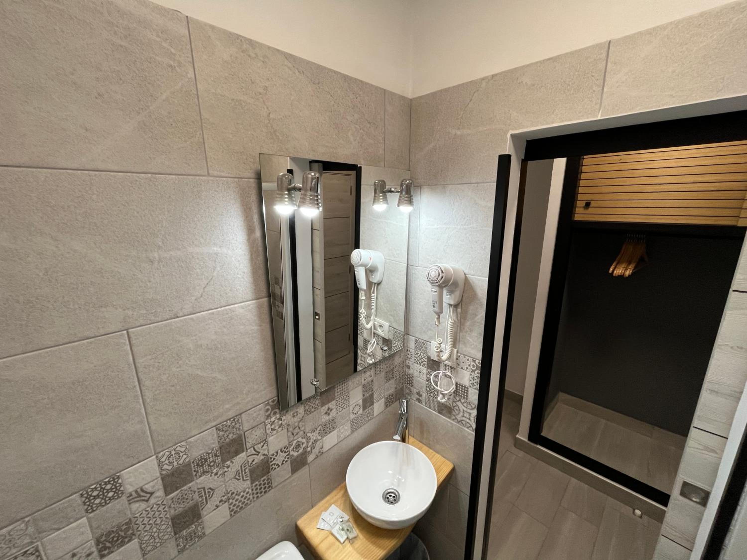 Twin Room with Private Bathroom - Photo 7