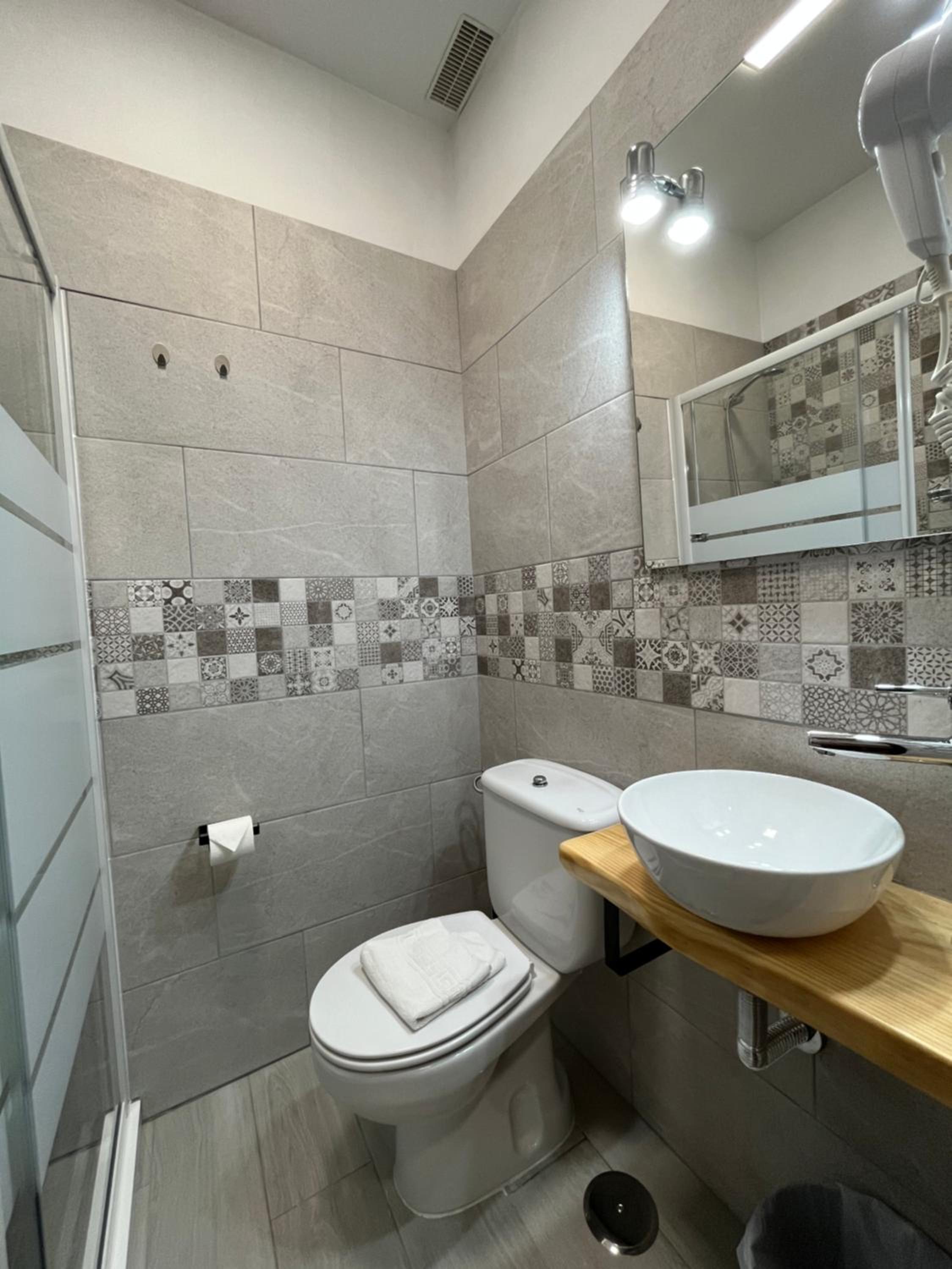Twin Room with Private Bathroom - Photo 5