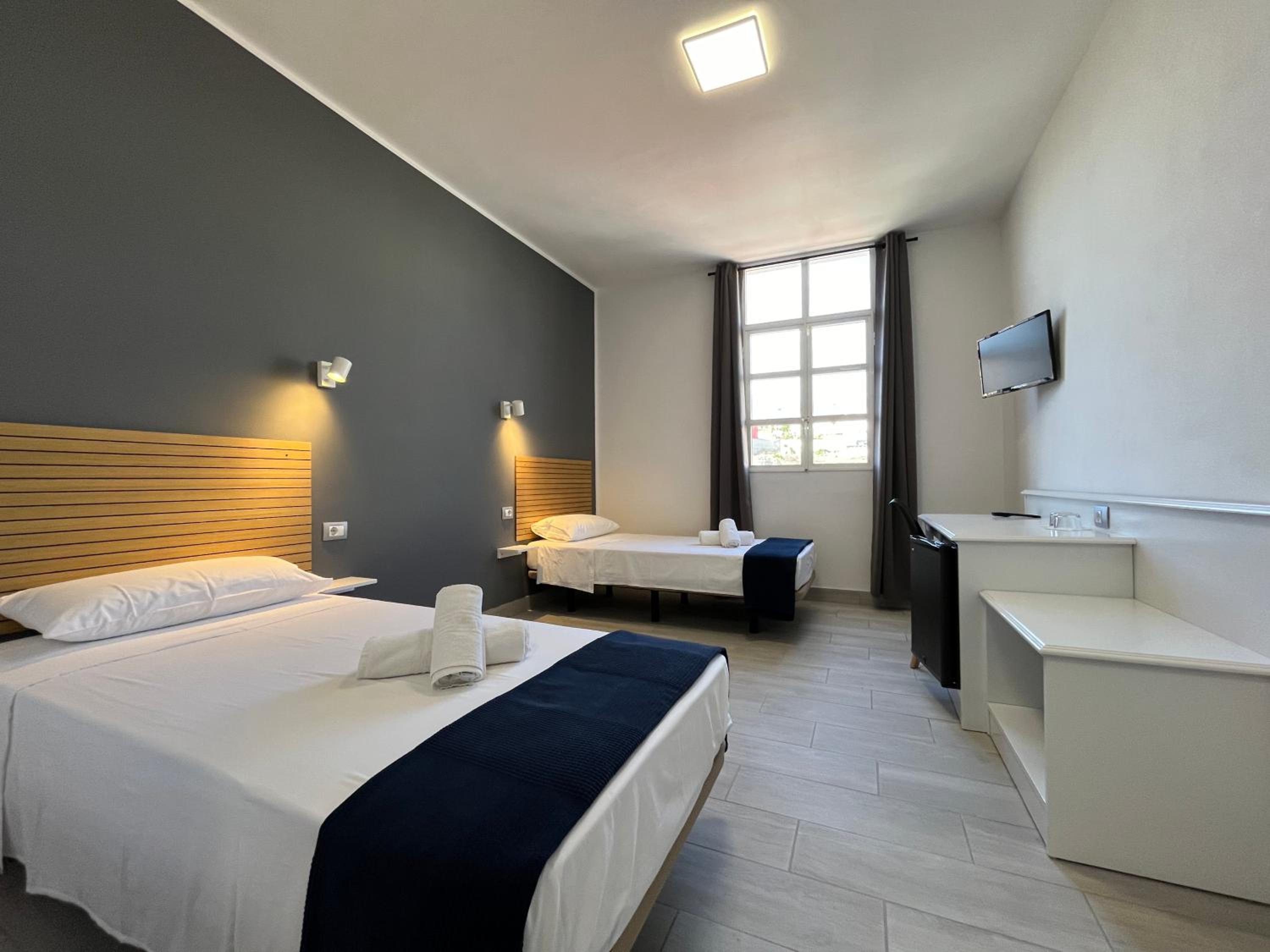 Twin Room with Private Bathroom - Photo 1