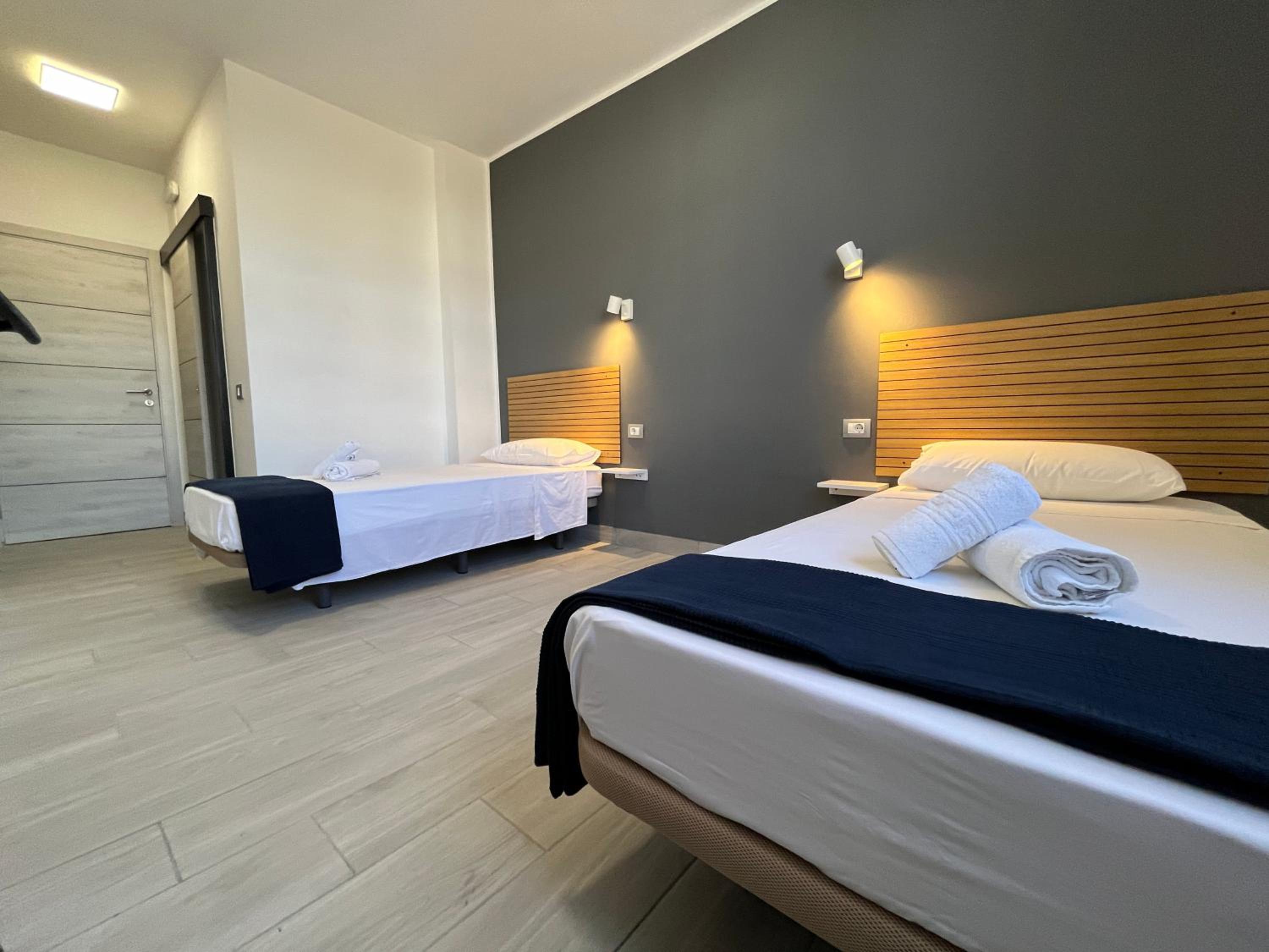 Twin Room with Private Bathroom - Photo 2