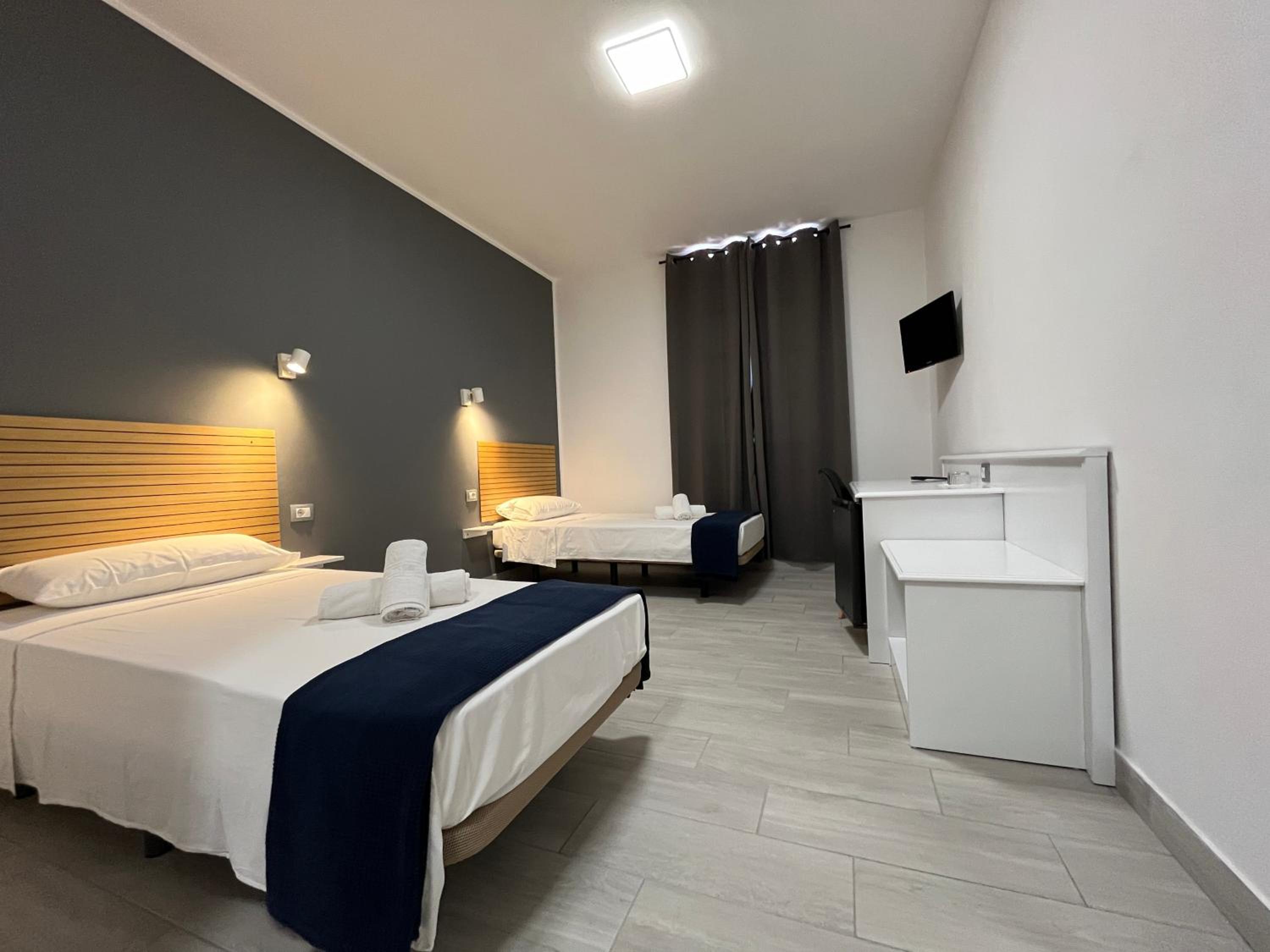 Twin Room with Private Bathroom - Photo 3