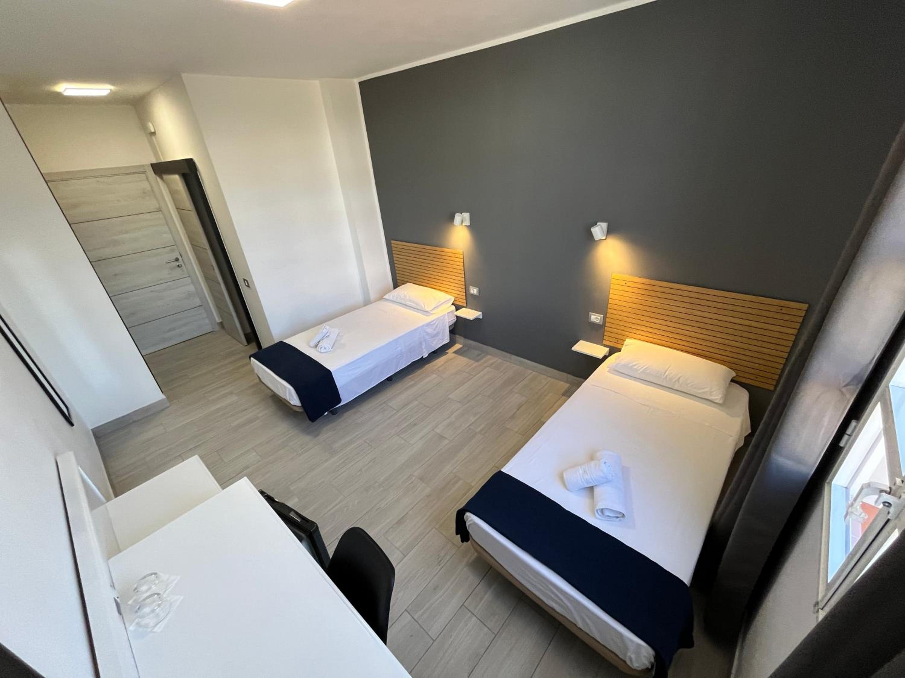 Twin Room with Private Bathroom - Photo 4
