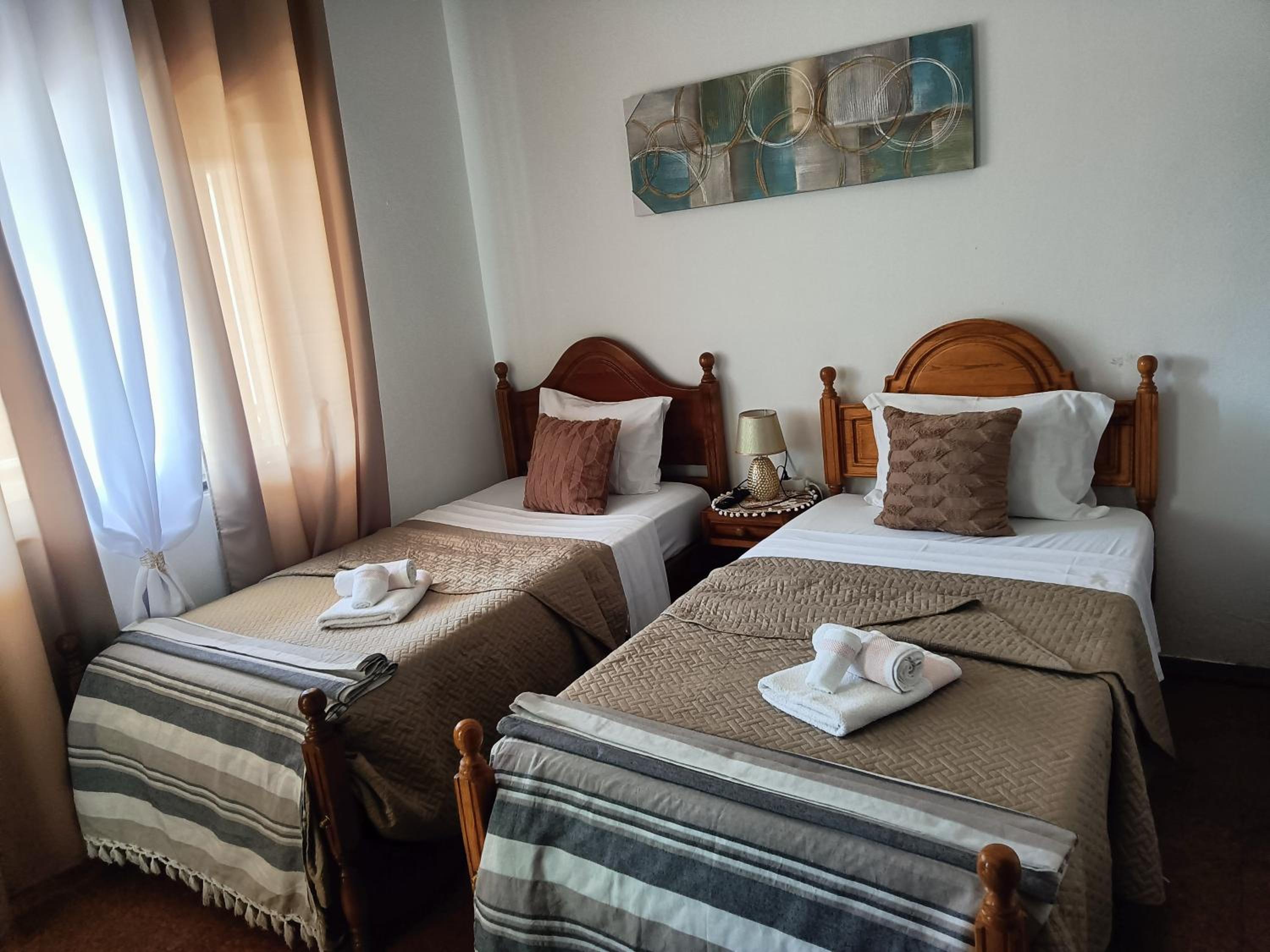 Twin Room with City View - Photo 5