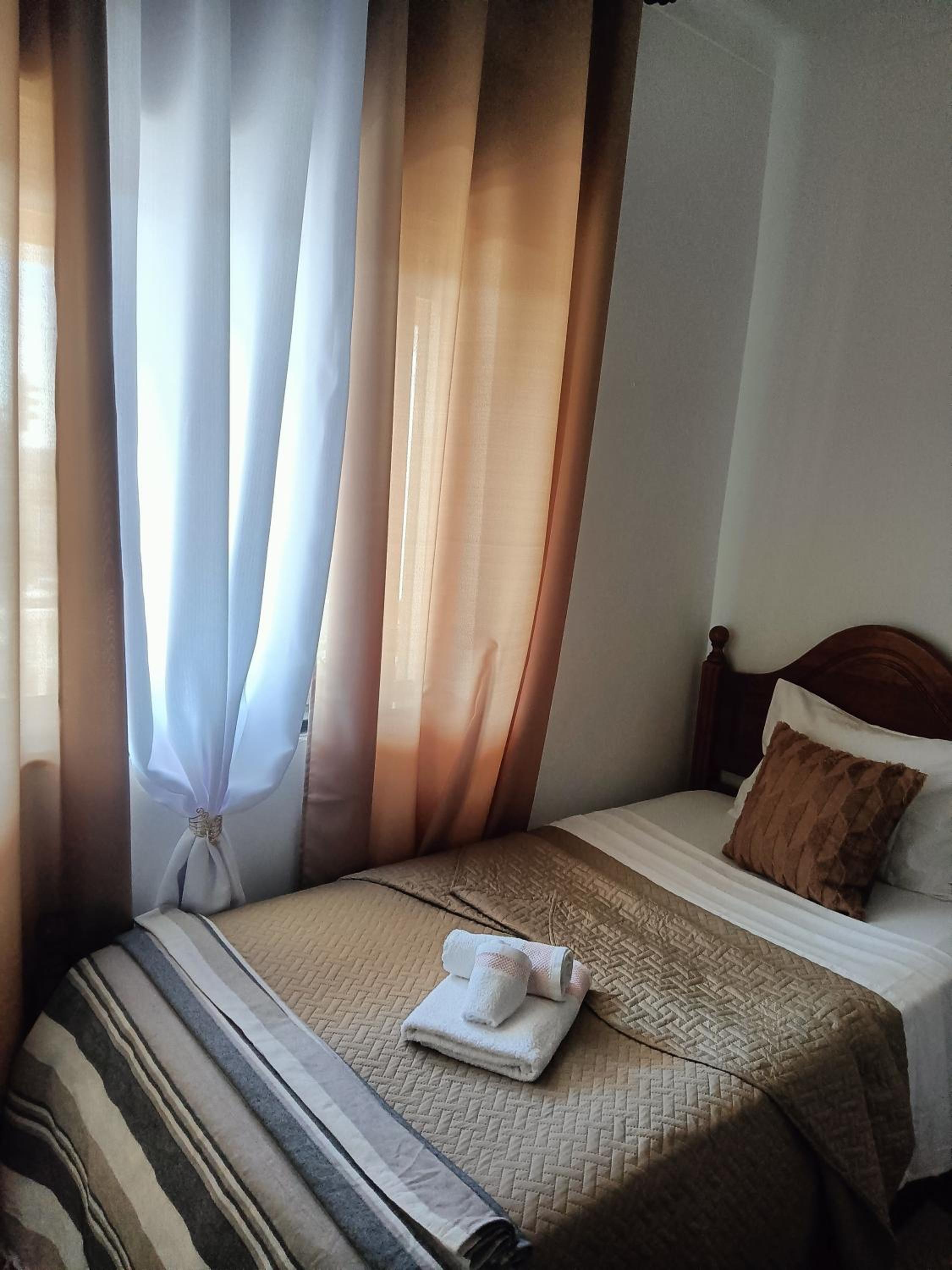 Twin Room with City View - Photo 9