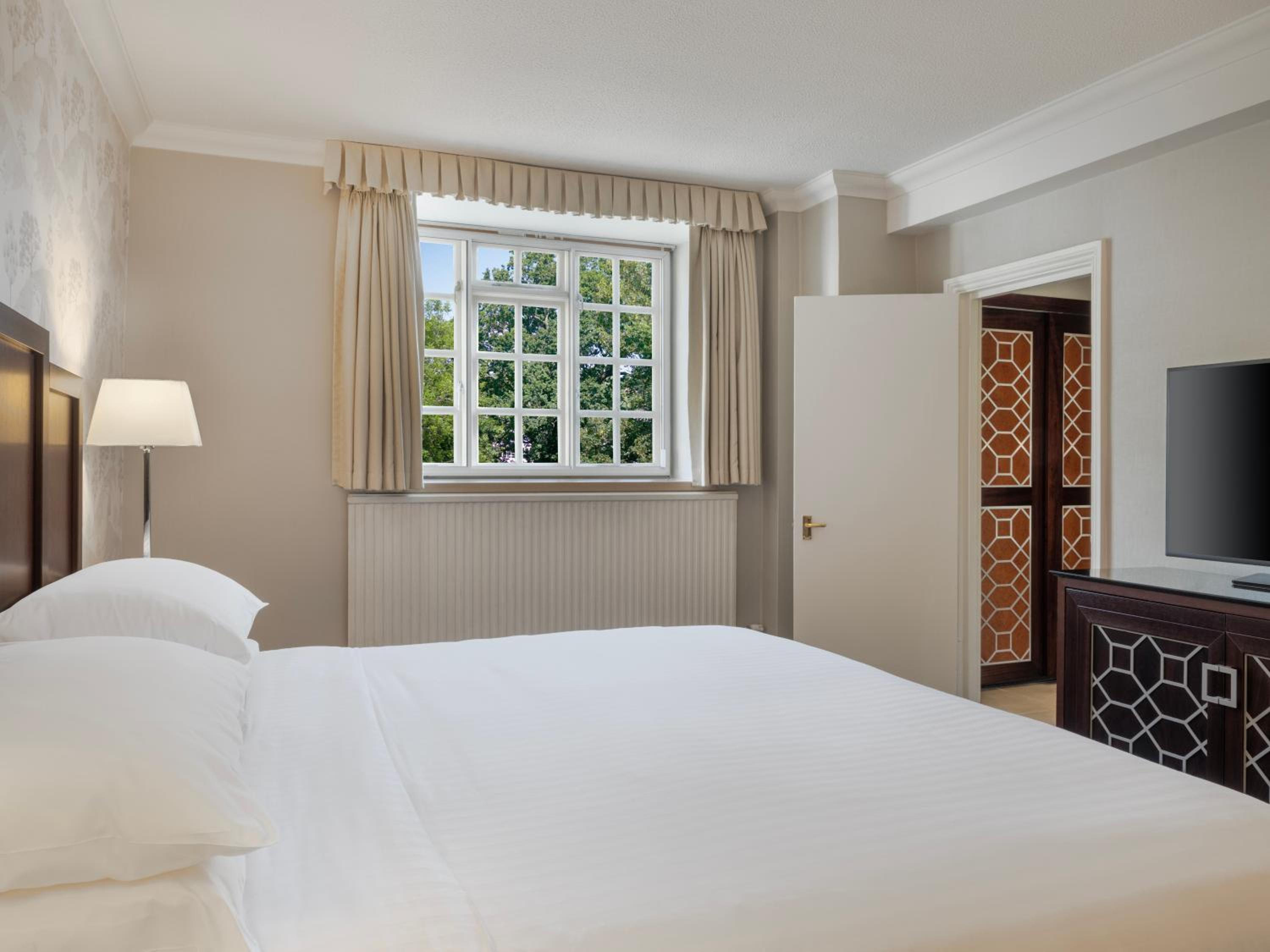 One-Bedroom King Suite with Sofa Bed - Photo 6
