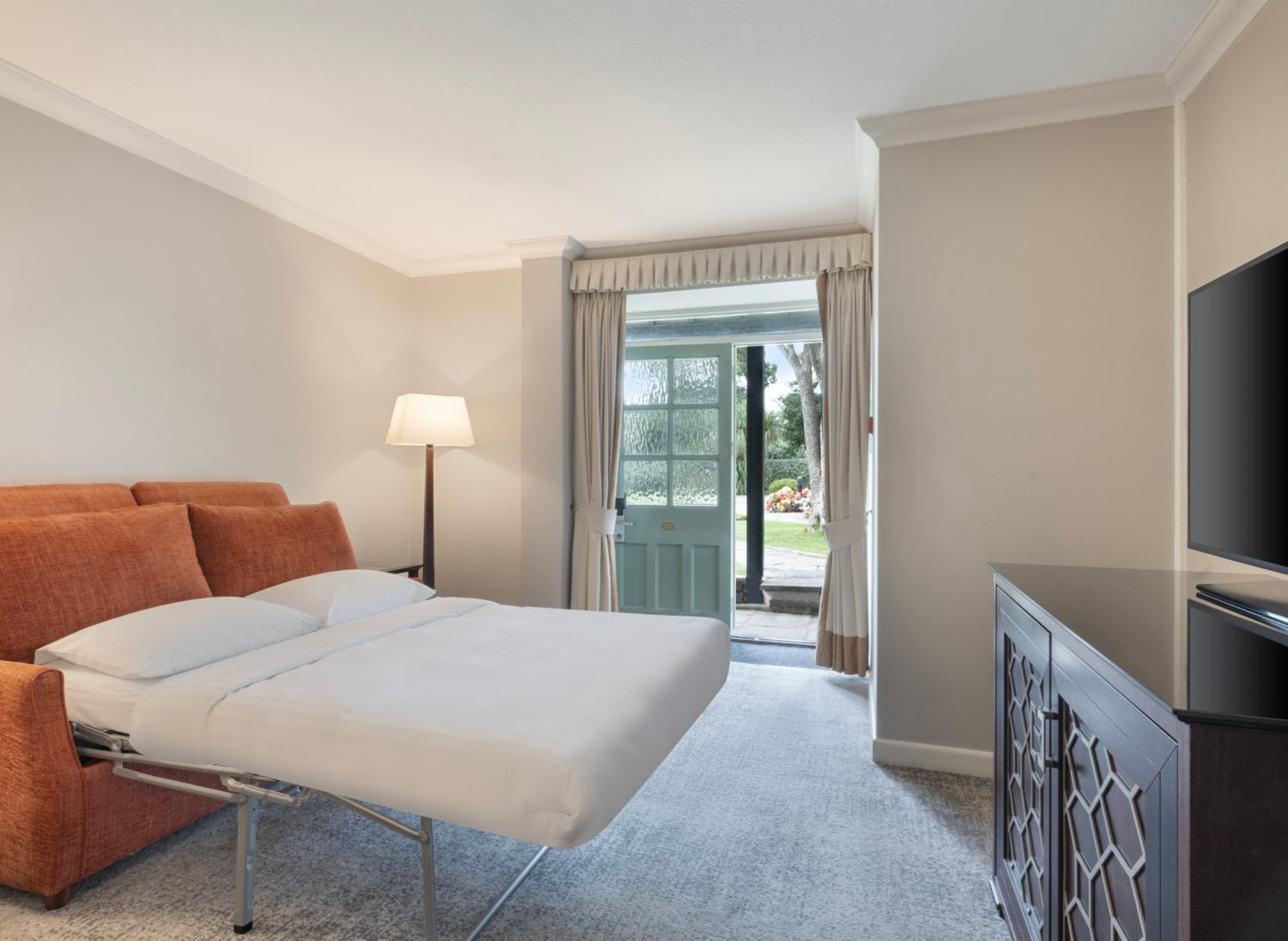 One-Bedroom King Suite with Sofa Bed - Photo 9