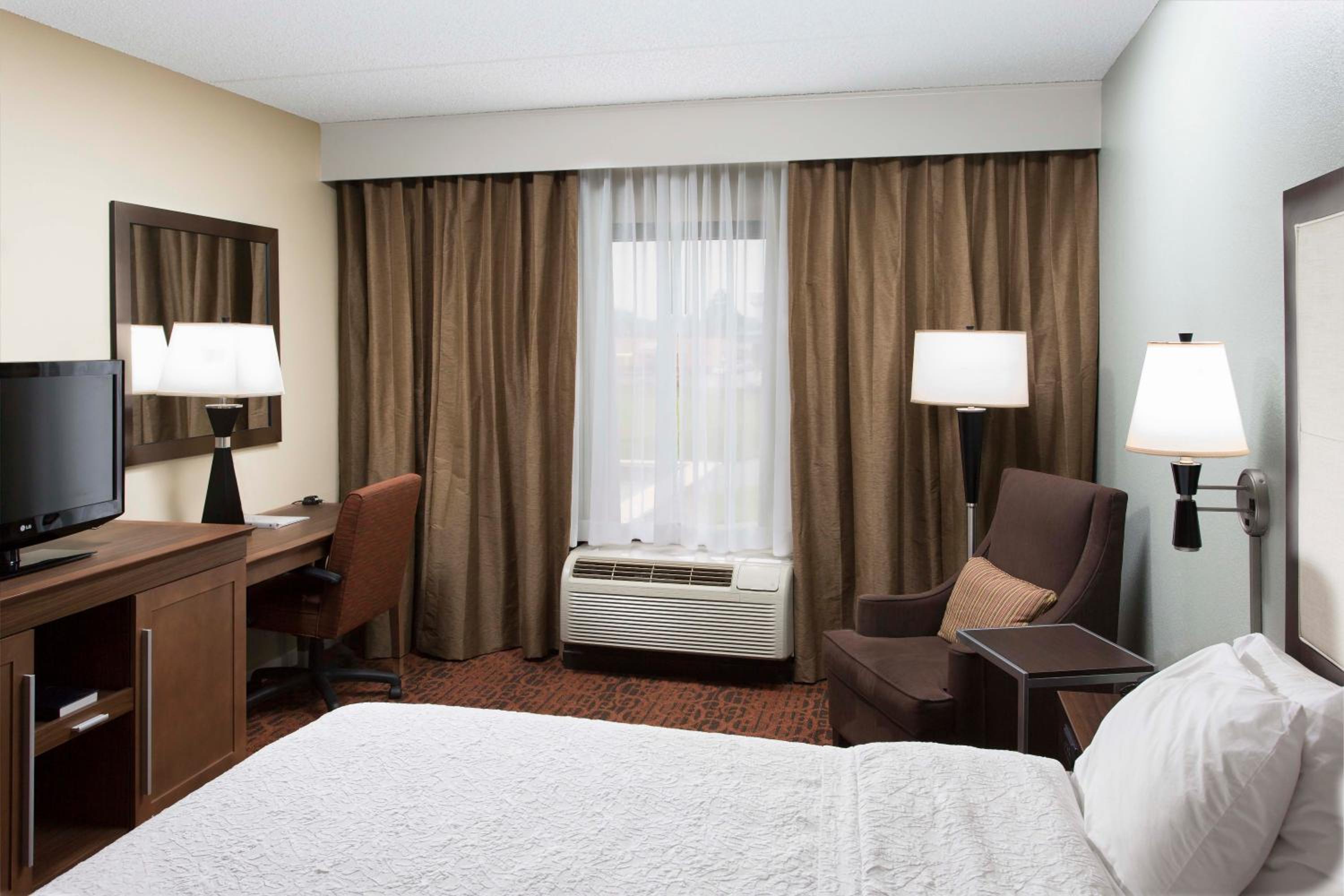 King Room with King Bed - Non-Smoking - Photo 3