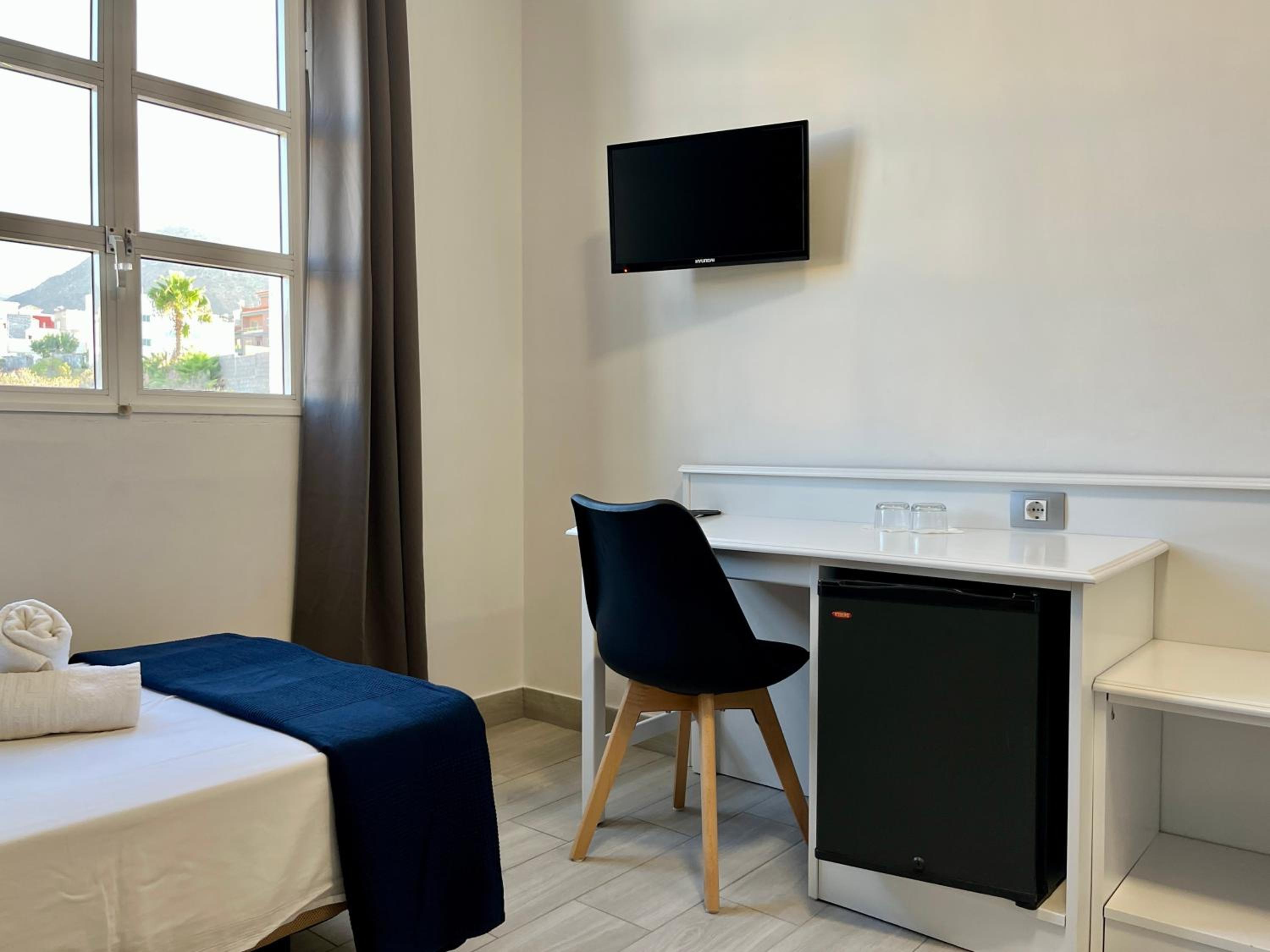 Twin Room with Private Bathroom - Photo 9